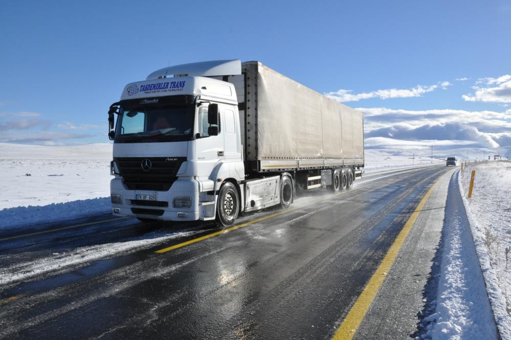 Kars'ta yüksek kesimlere kar yağdı