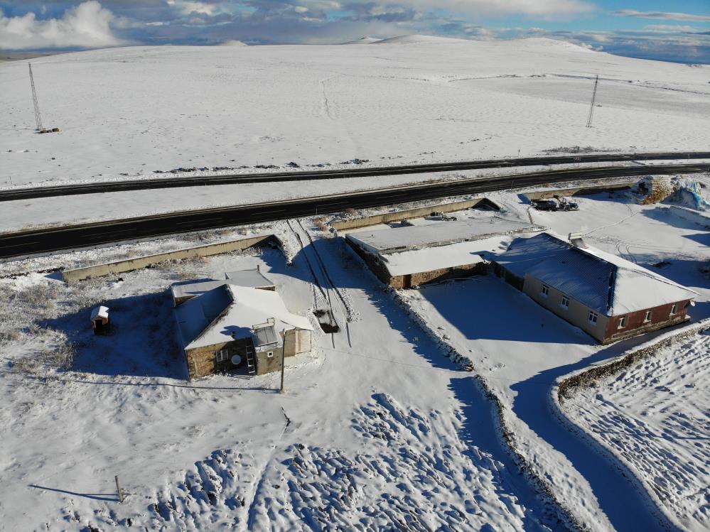 Kars'ta yüksek kesimlere kar yağdı