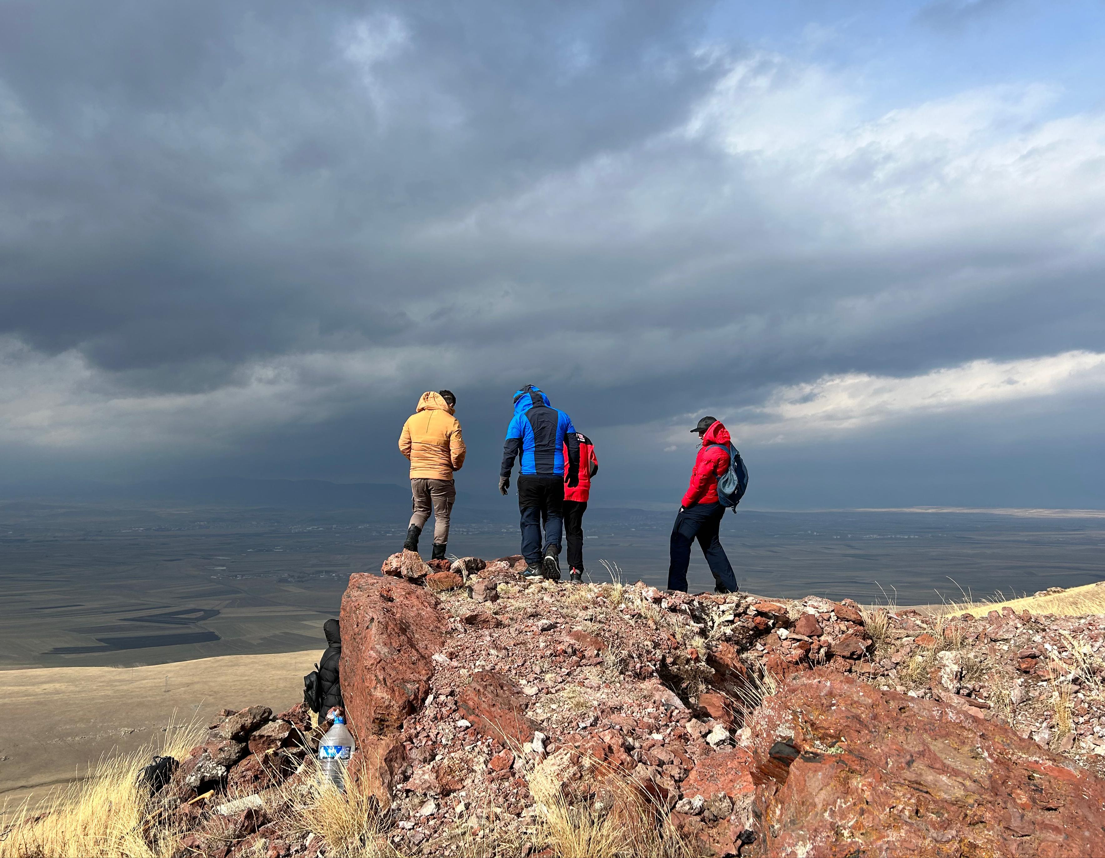 Kars, Ardahan ve Iğdır dağlarına güvenli tırmanış için tabela yerleştiriliyor