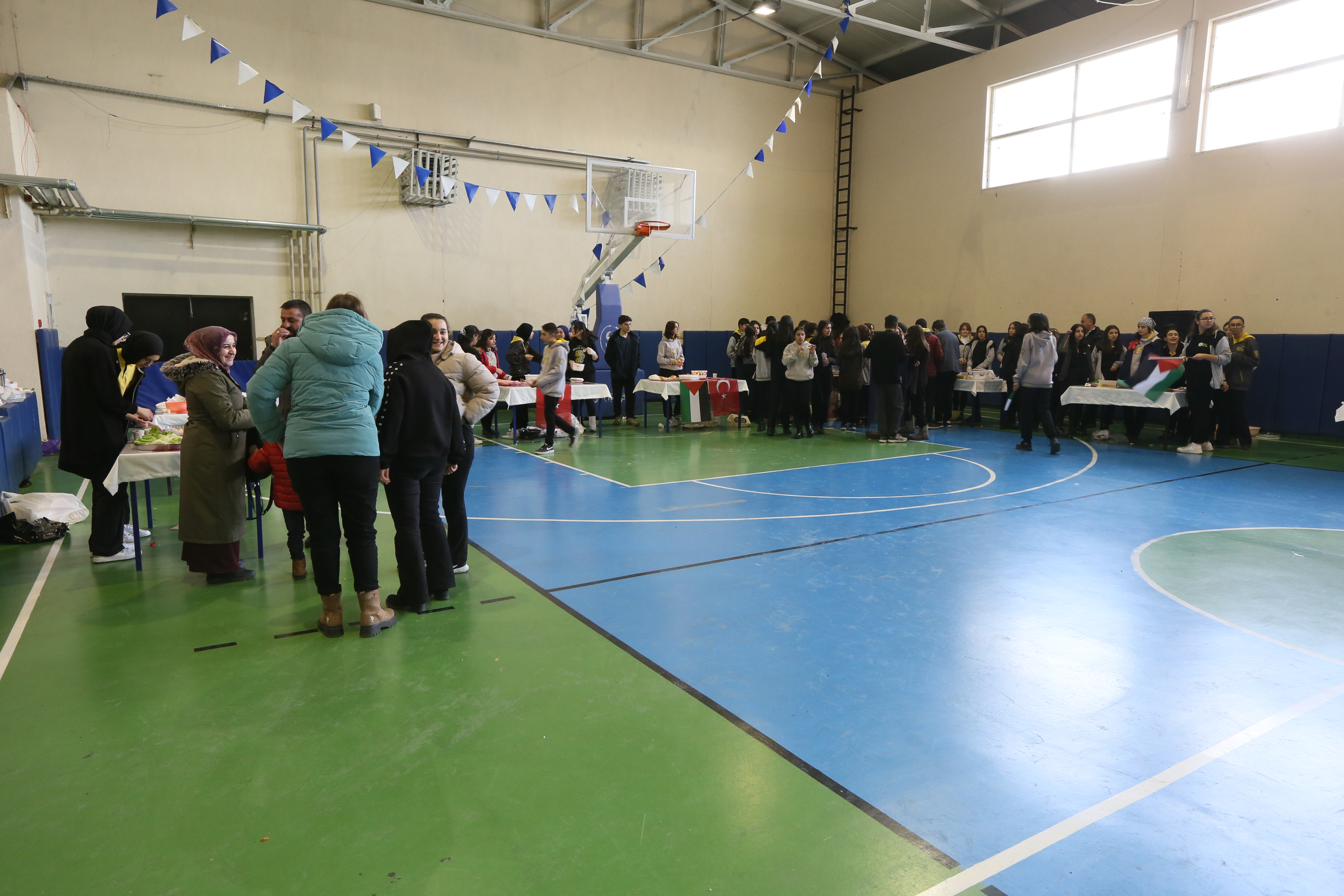 Kars'ta öğrenci ve velileri Filistin'e destek amacıyla kermes düzenledi