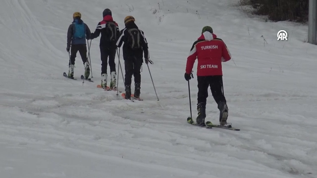Cıbıltepe Kayak Merkezi'nde dağ kayakçıları sezonu açtı