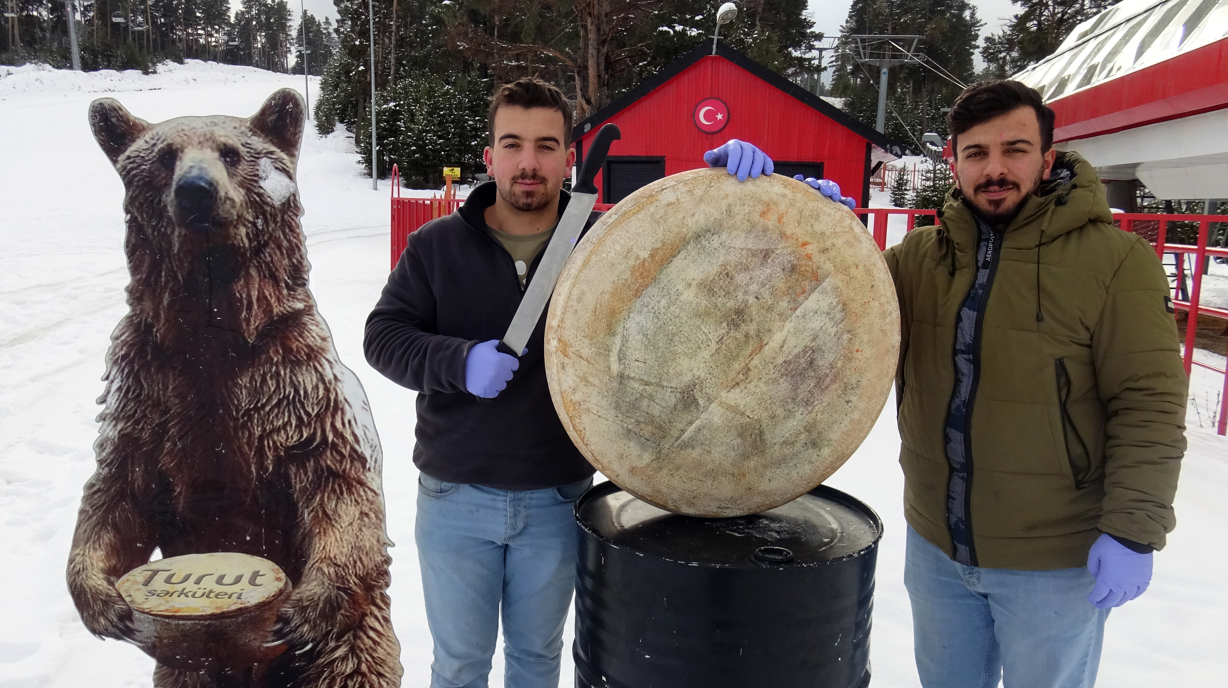 Sarıkamış'ta sezonun ilk gravyer peynirleri satışa sunuldu