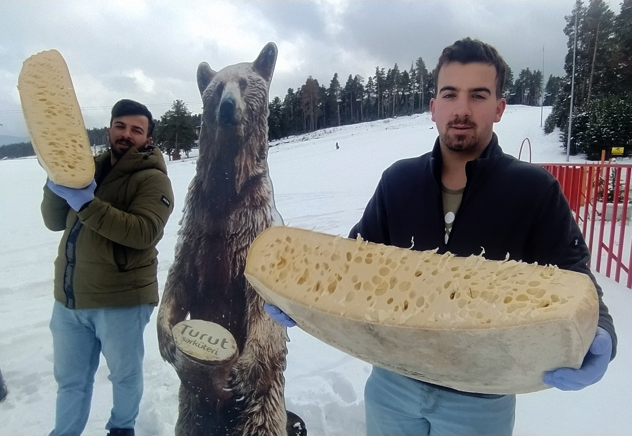 Sarıkamış'ta sezonun ilk gravyer peynirleri satışa sunuldu