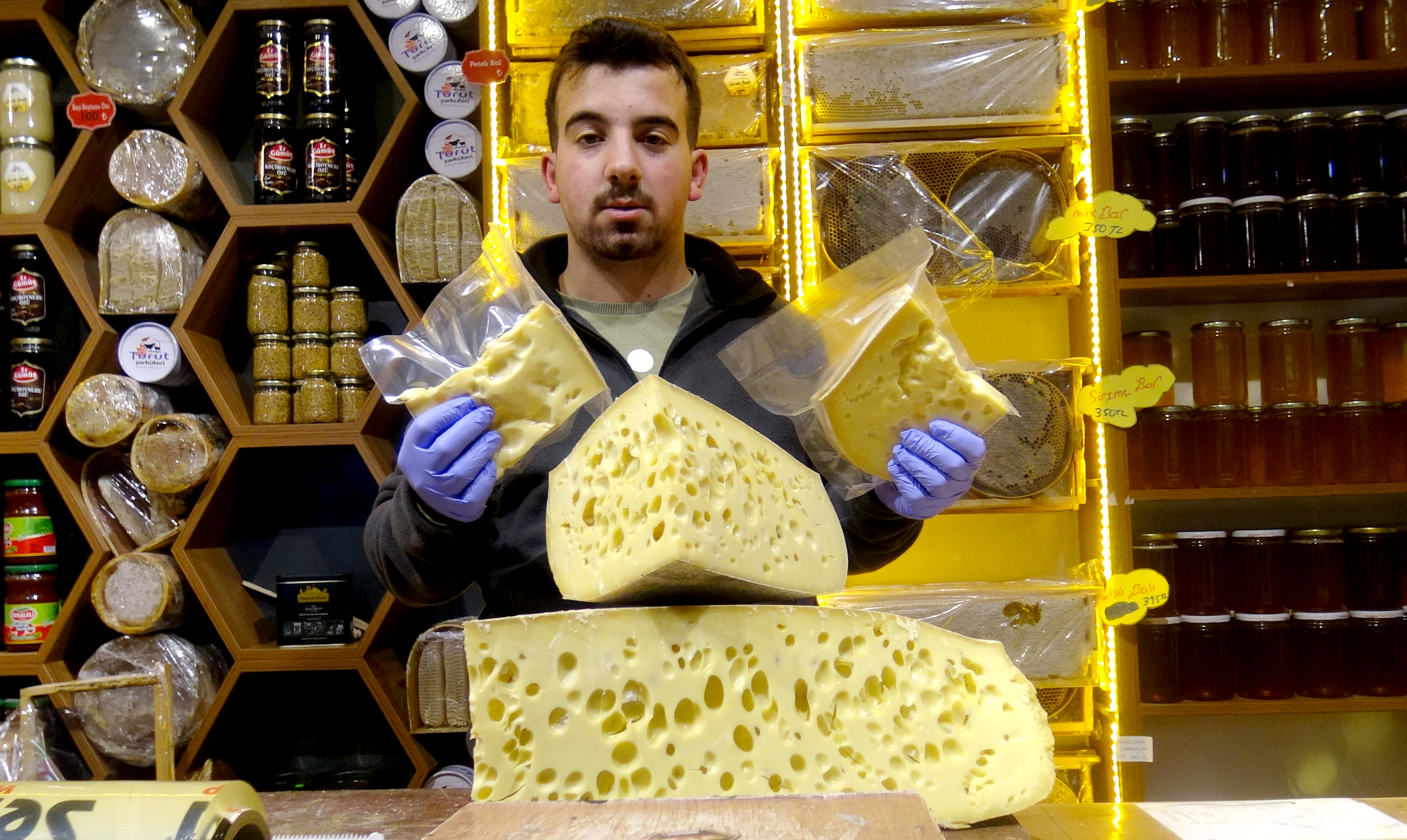 Sarıkamış'ta sezonun ilk gravyer peynirleri satışa sunuldu