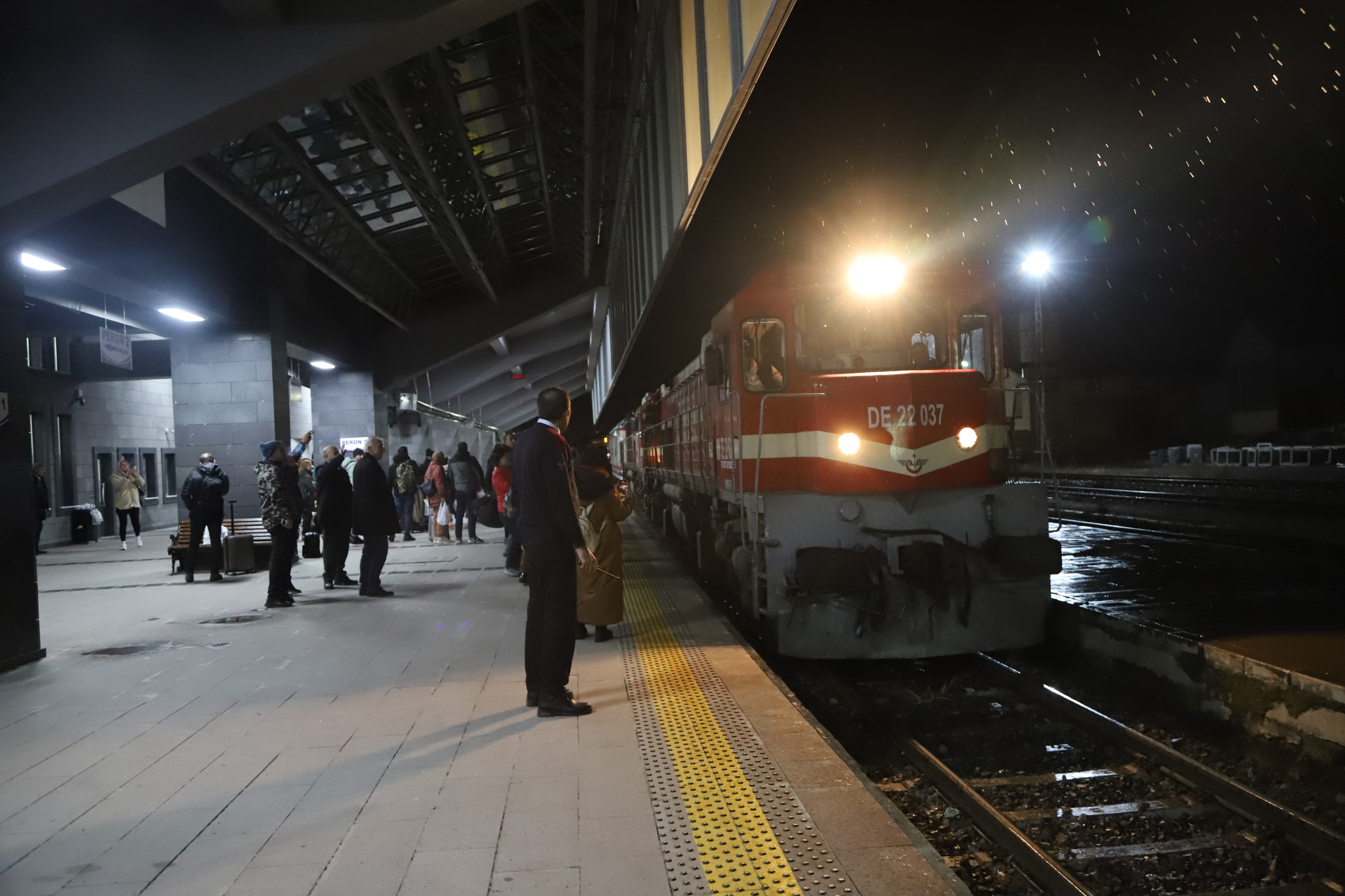 "Turistik Doğu Ekspresi" Kars'tan ilk seferine uğurlandı