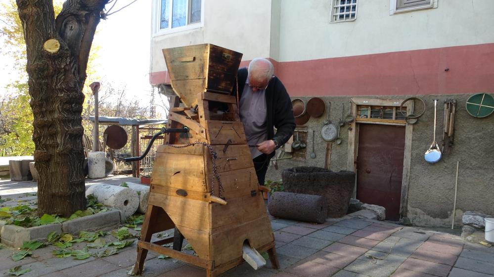 Asırlık ahşap bulgur makinesine gözü gibi bakıyor