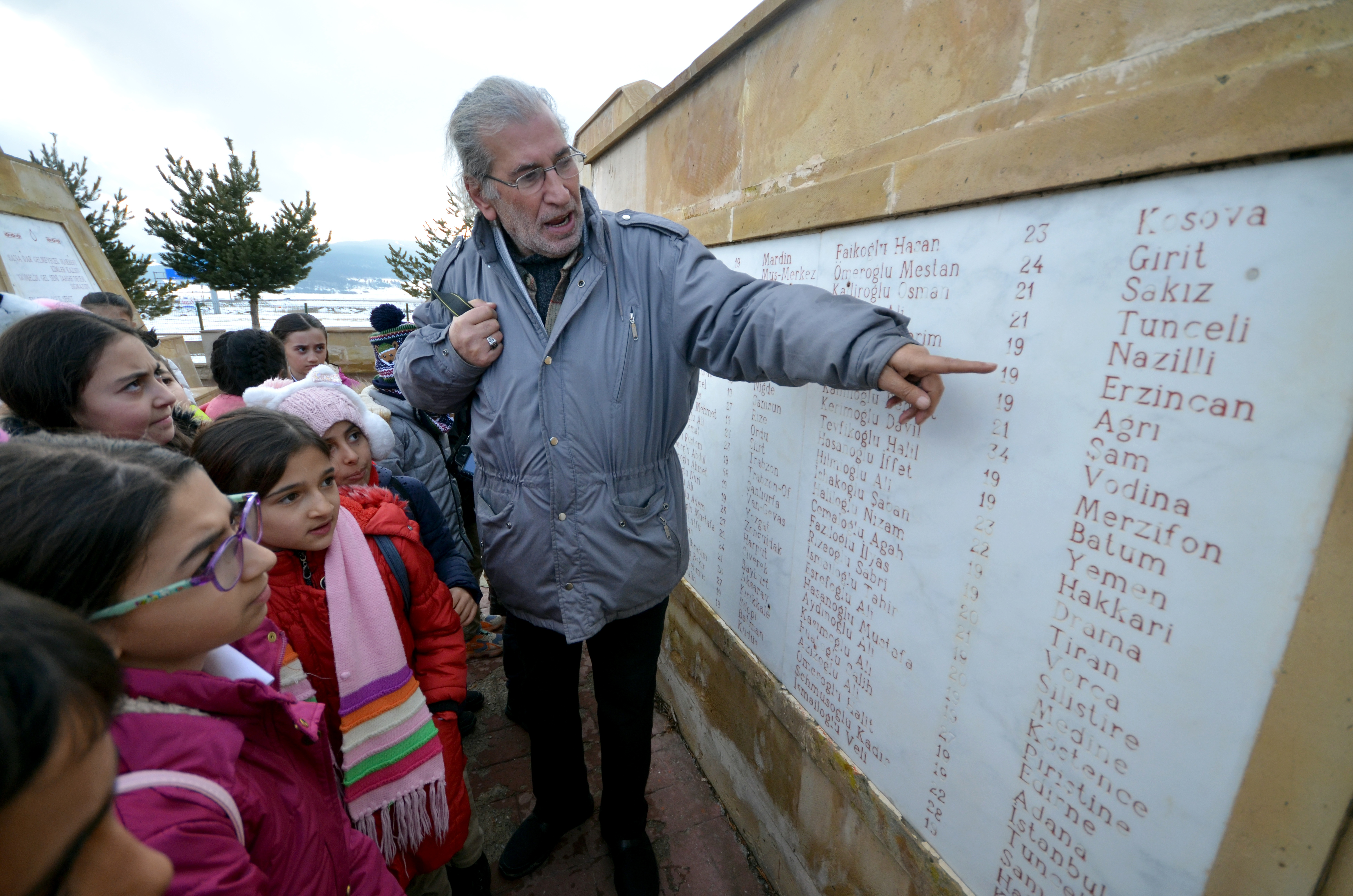 Sarıkamış'ta ilkokul öğrencileri "Şehitlere Vefa" yürüyüşü yaptı