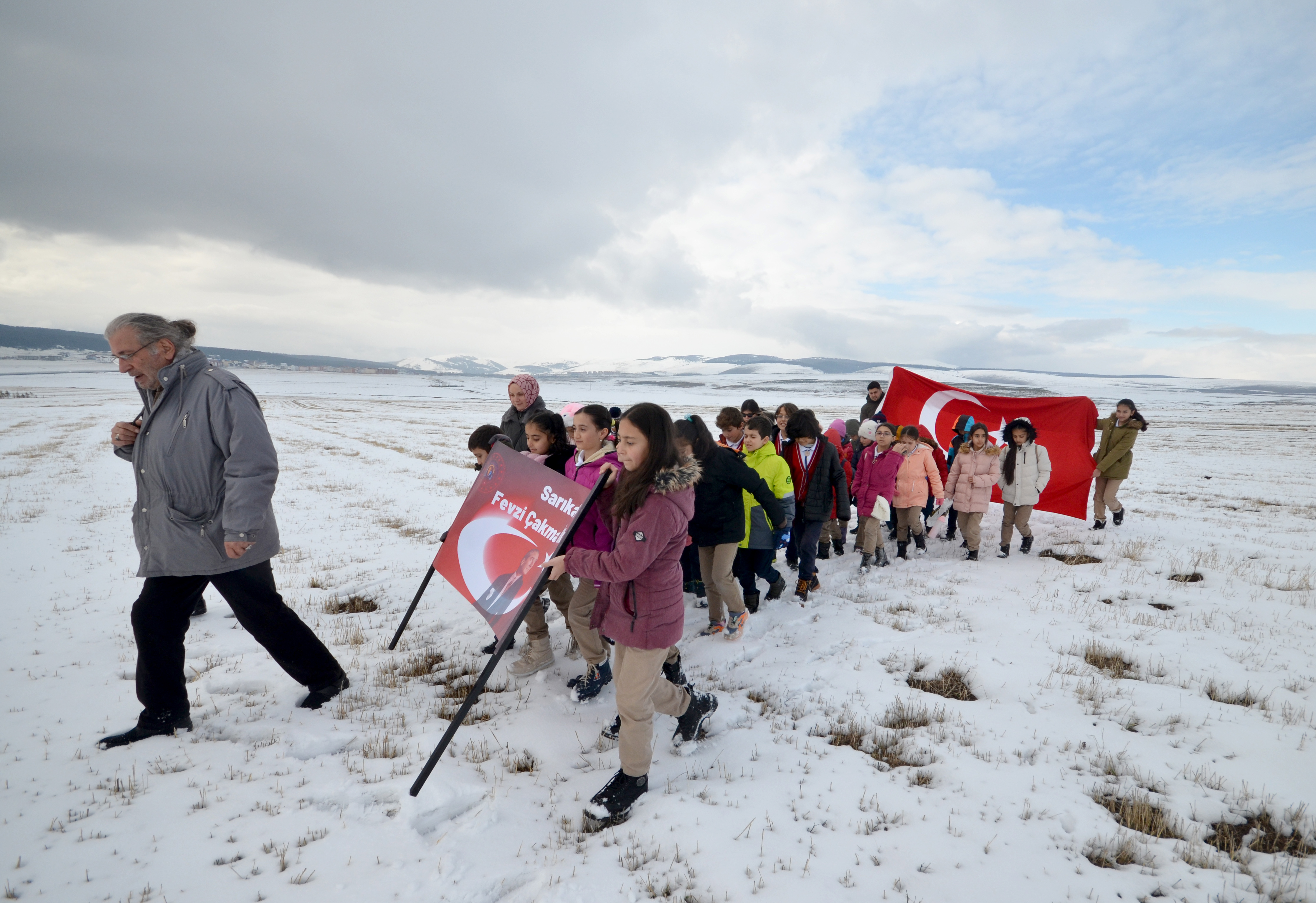 Sarıkamış'ta ilkokul öğrencileri "Şehitlere Vefa" yürüyüşü yaptı