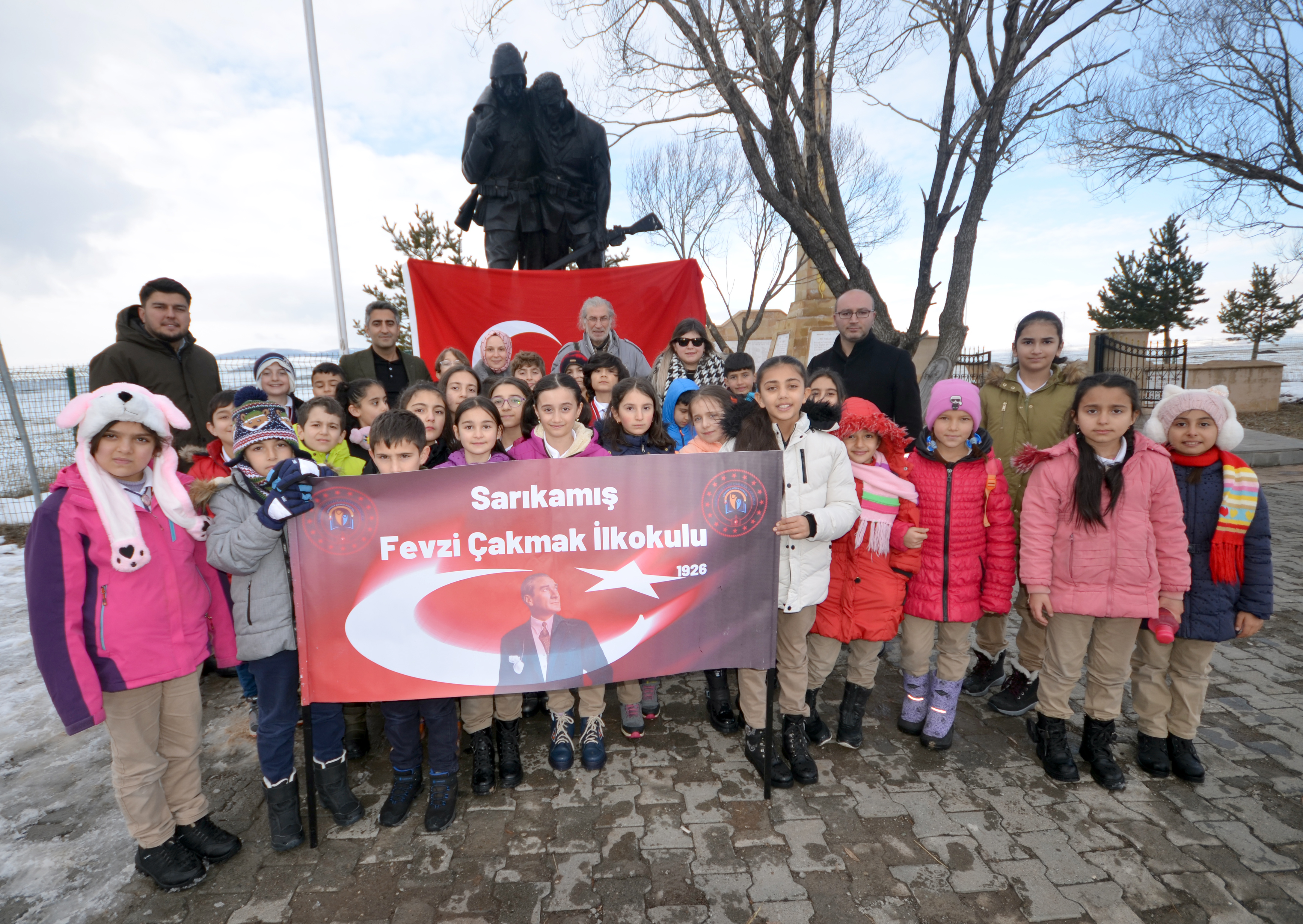 Sarıkamış'ta ilkokul öğrencileri "Şehitlere Vefa" yürüyüşü yaptı