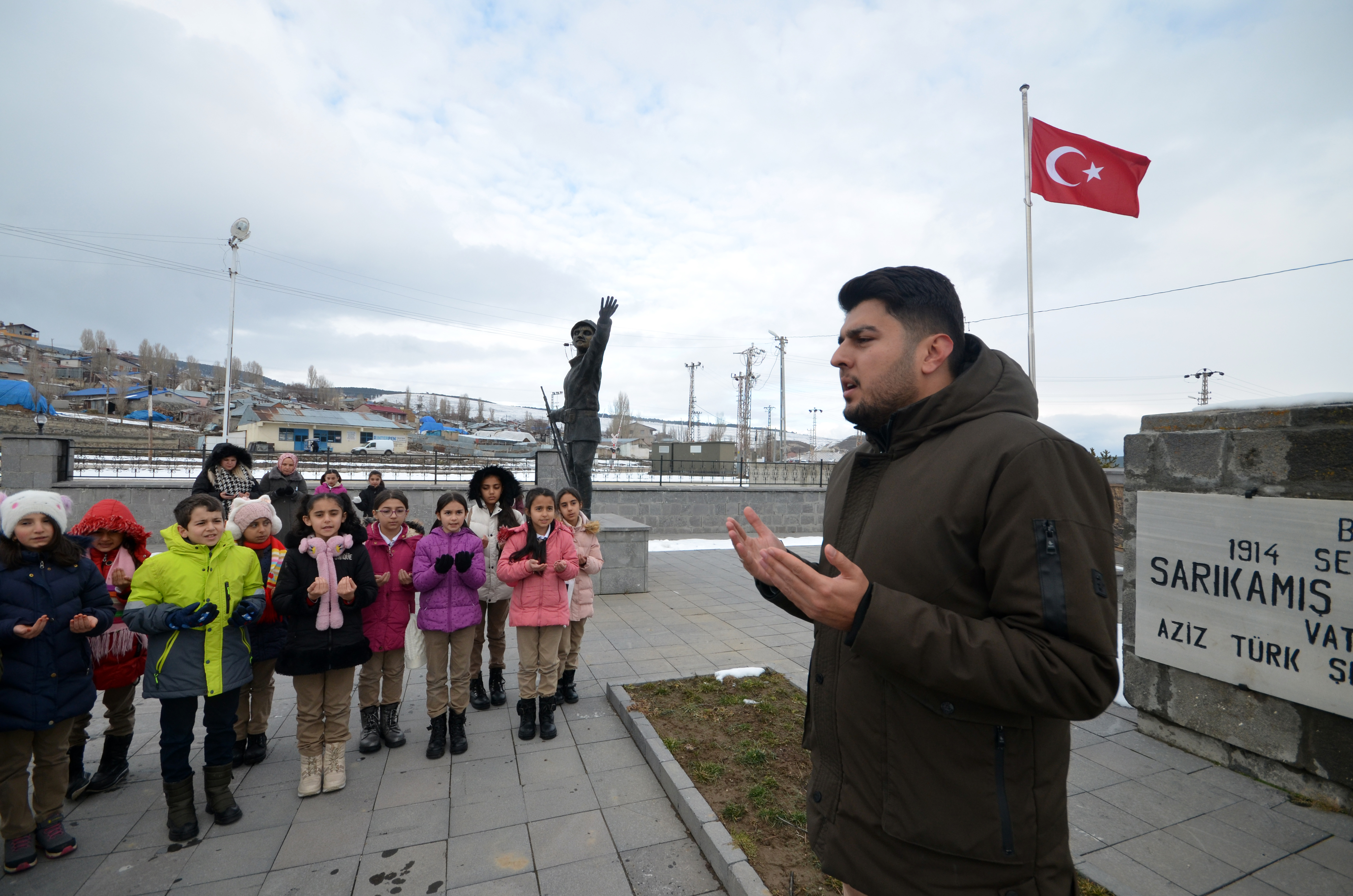 Sarıkamış'ta ilkokul öğrencileri "Şehitlere Vefa" yürüyüşü yaptı