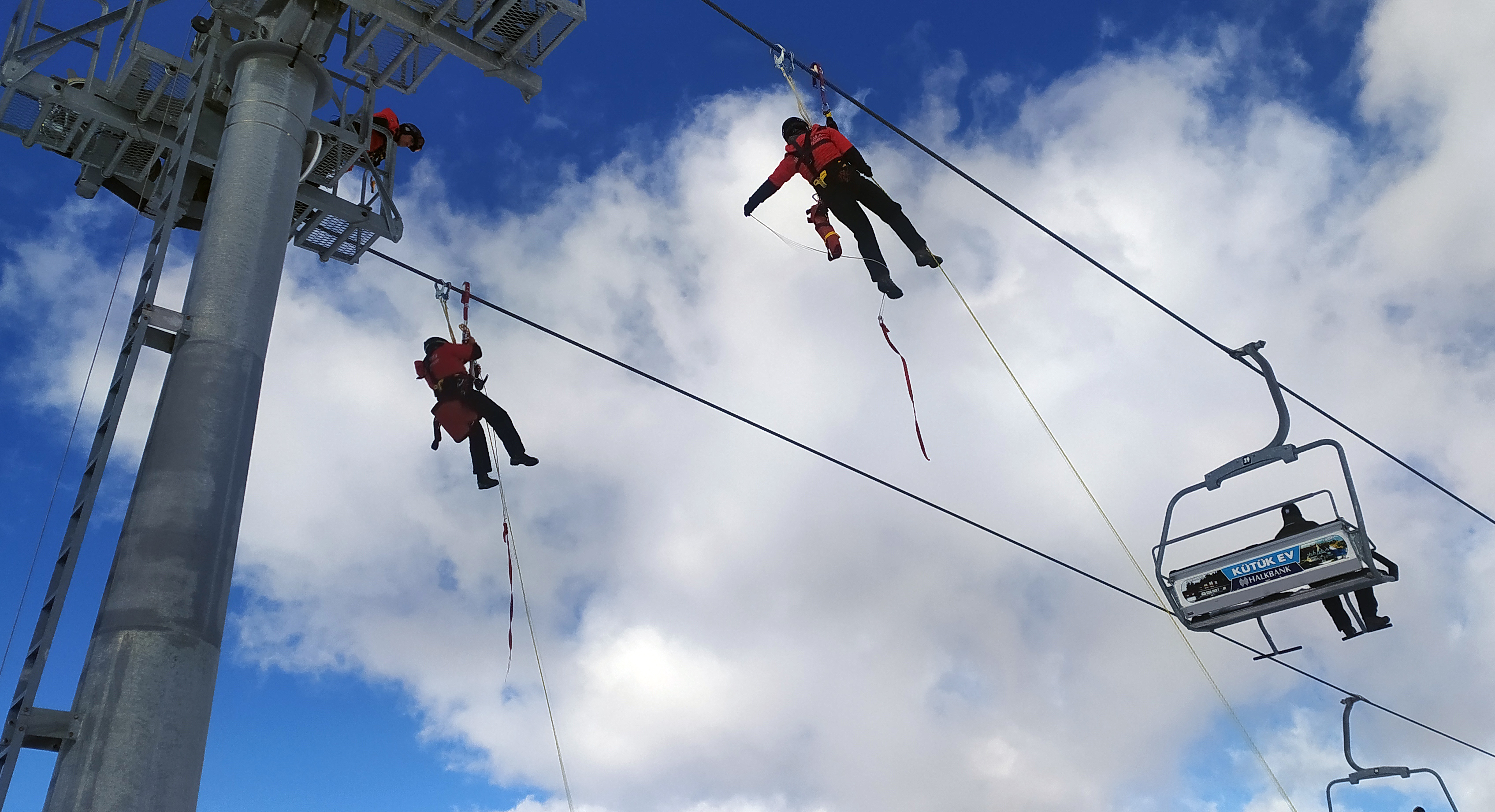 JAK timleri Cıbıltepe'de güvenli kayak tatili için hazır