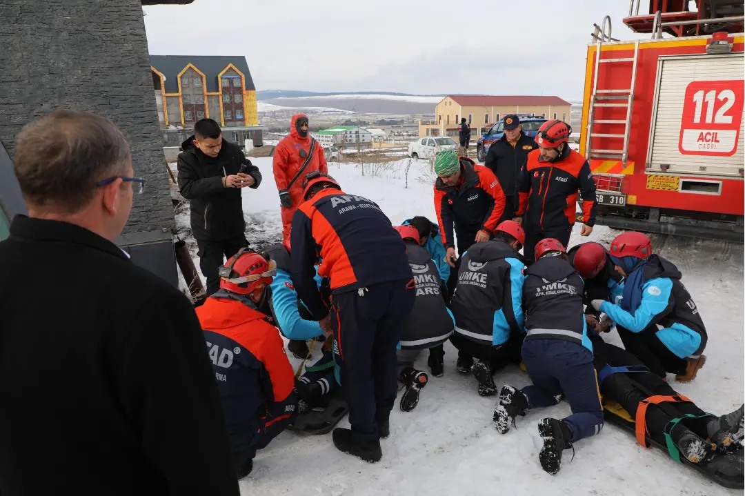 Sarıkamış Kayak Merkezi'nde nefes kesen tatbikat