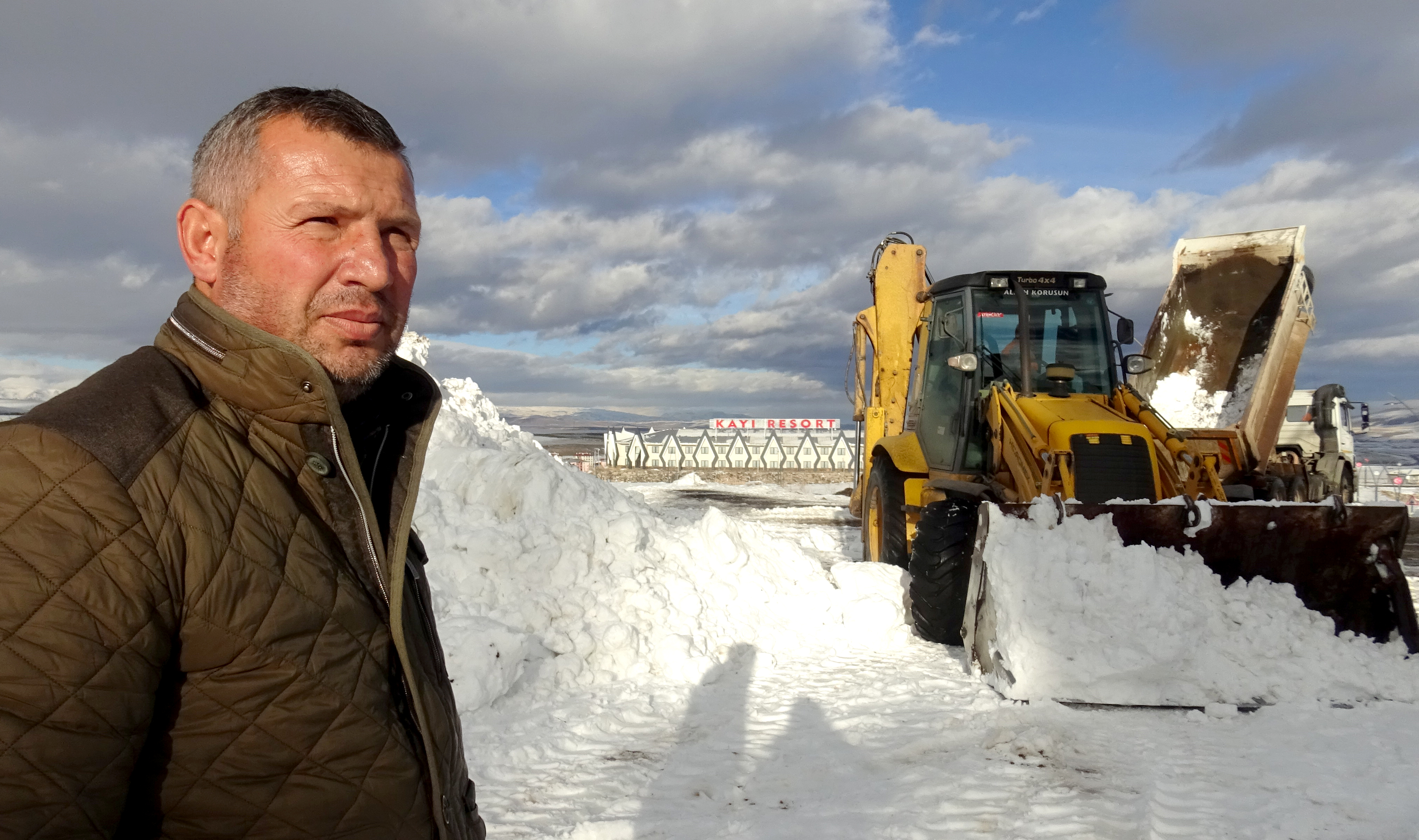 Sarıkamış'ta kardan heykellerin yapımı için çalışmalar başladı