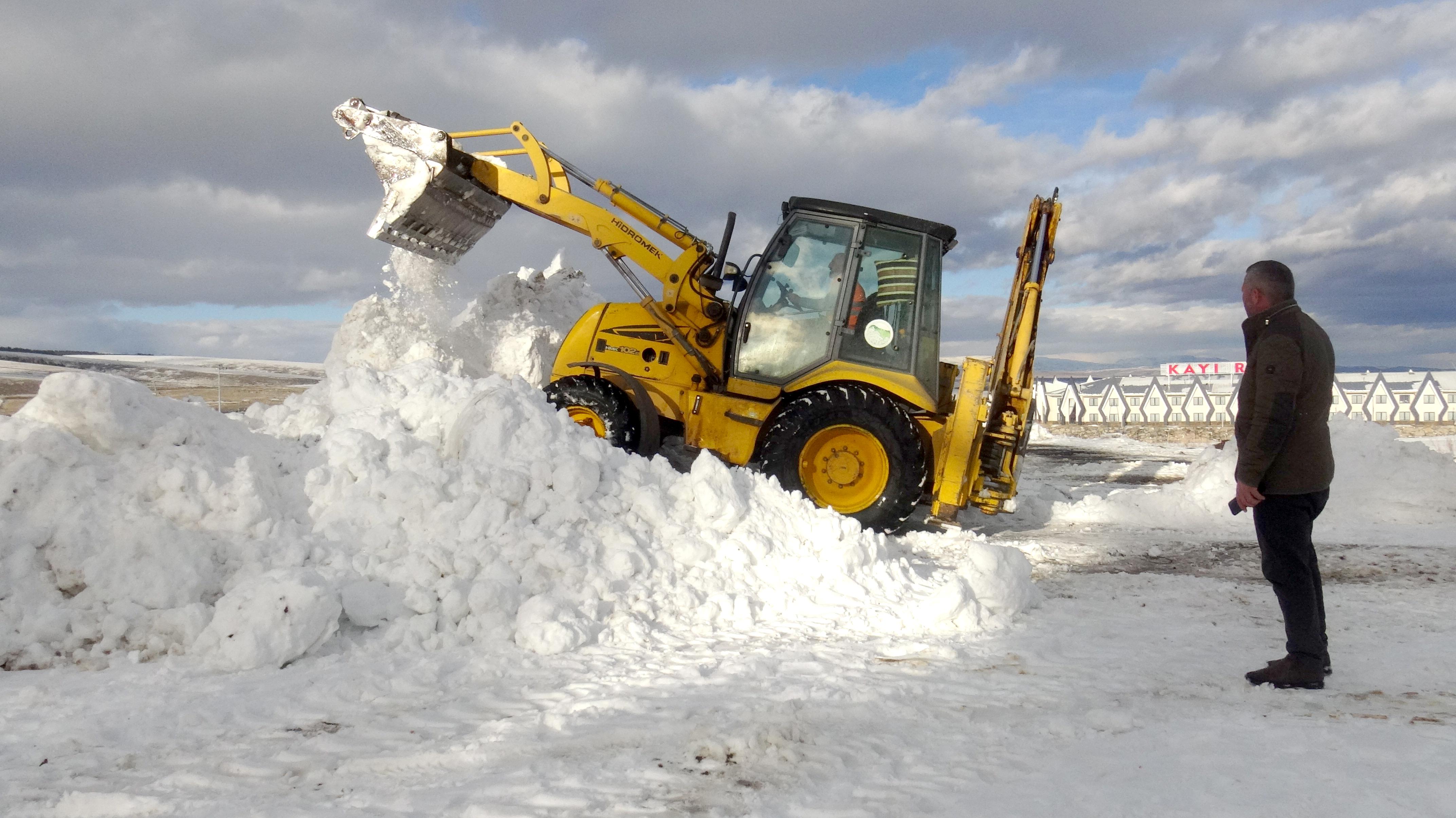 Sarıkamış'ta kardan heykellerin yapımı için çalışmalar başladı