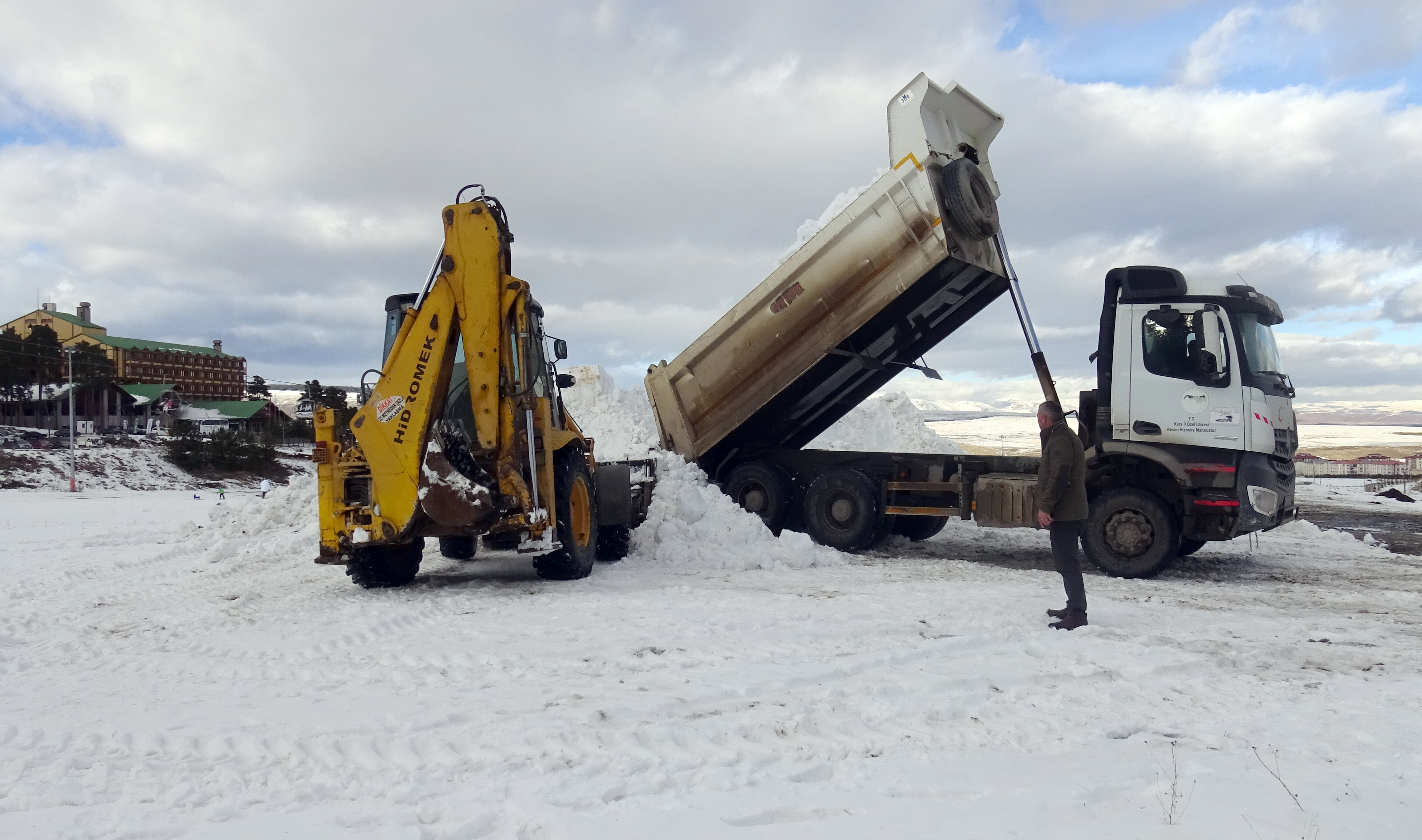 Sarıkamış'ta kardan heykellerin yapımı için çalışmalar başladı