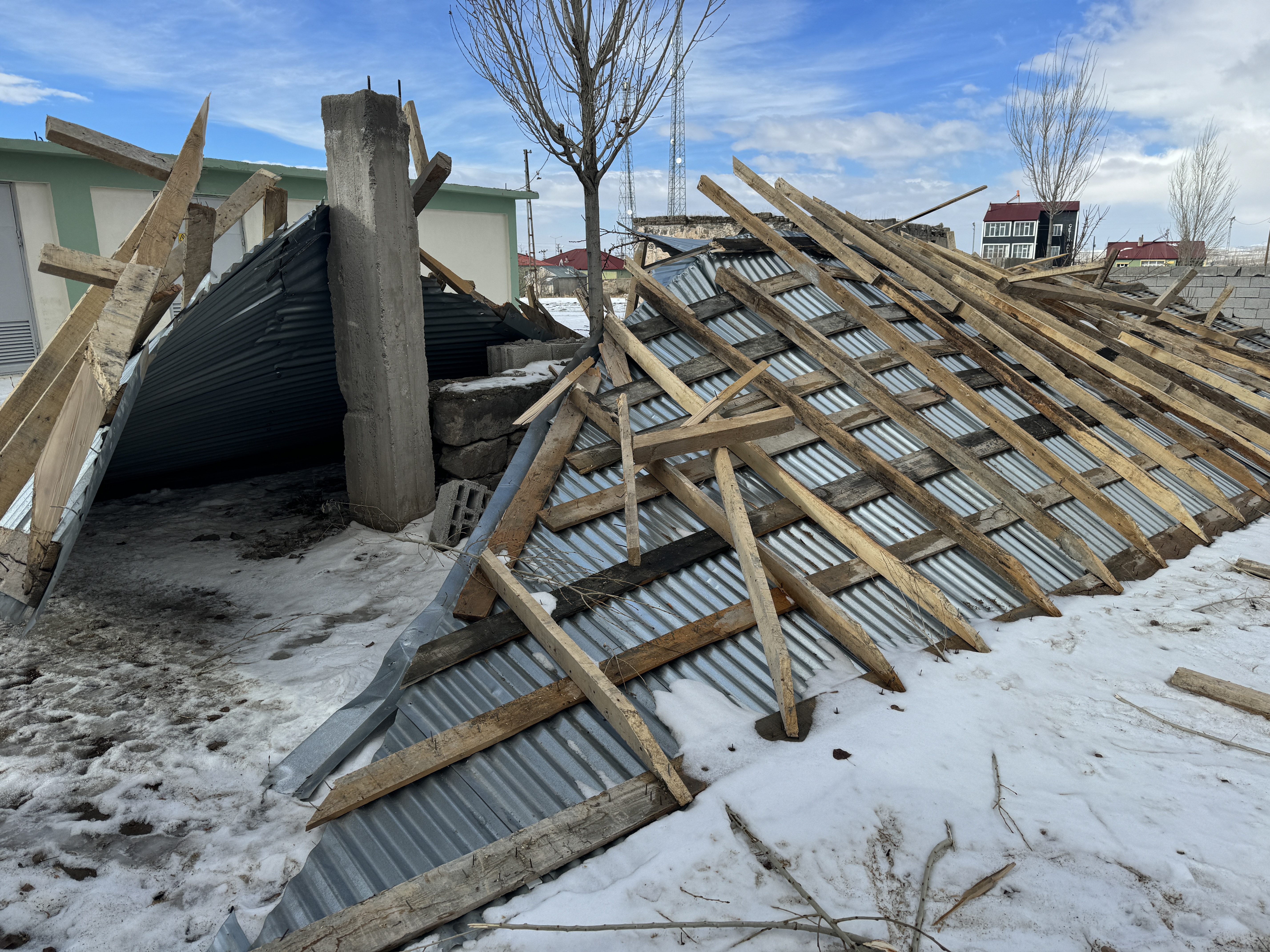 Ağrı'da kuvvetli fırtına trafo binasının çatısını uçurdu