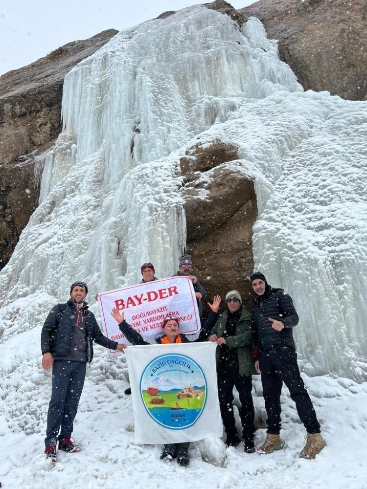 Ağrı'da 33 metre yükseklikteki şelale dondu
