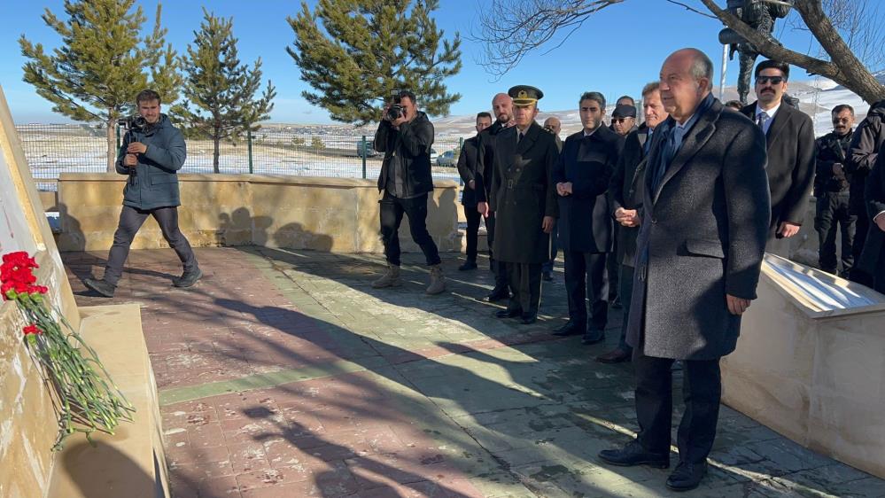 KKTC Cumhurbaşkanı Ersin Tatar'dan şehitlik ziyareti