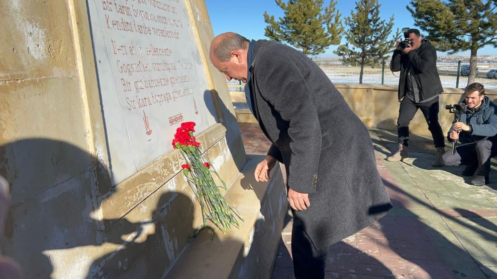 KKTC Cumhurbaşkanı Ersin Tatar'dan şehitlik ziyareti