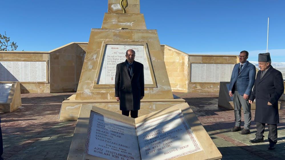 KKTC Cumhurbaşkanı Ersin Tatar'dan şehitlik ziyareti