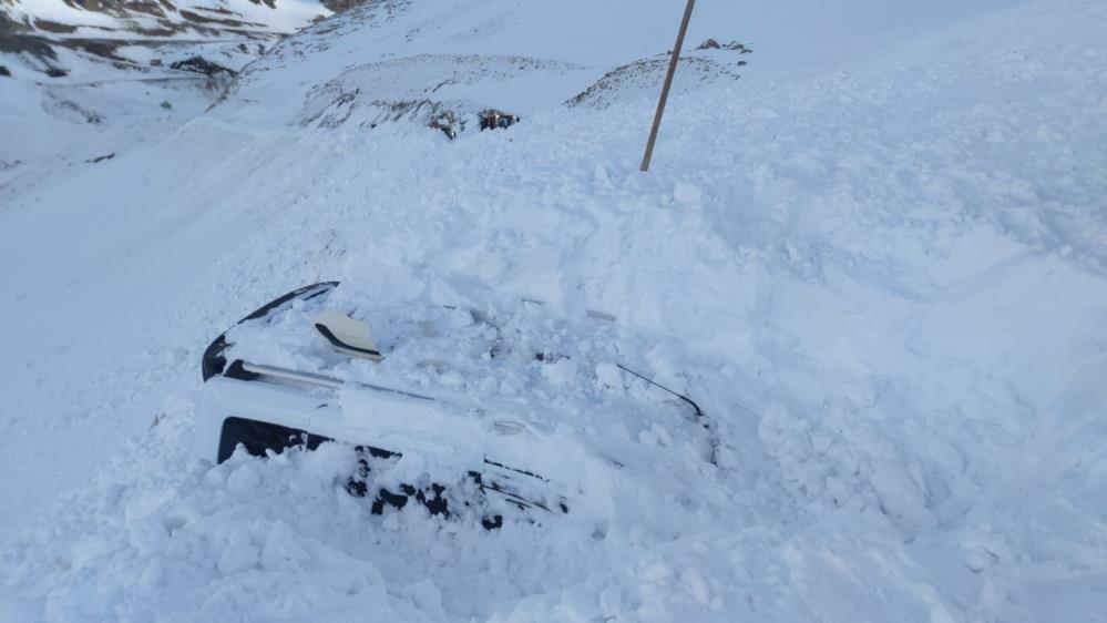 Çığ 2 aracı uçuruma yuvarladı