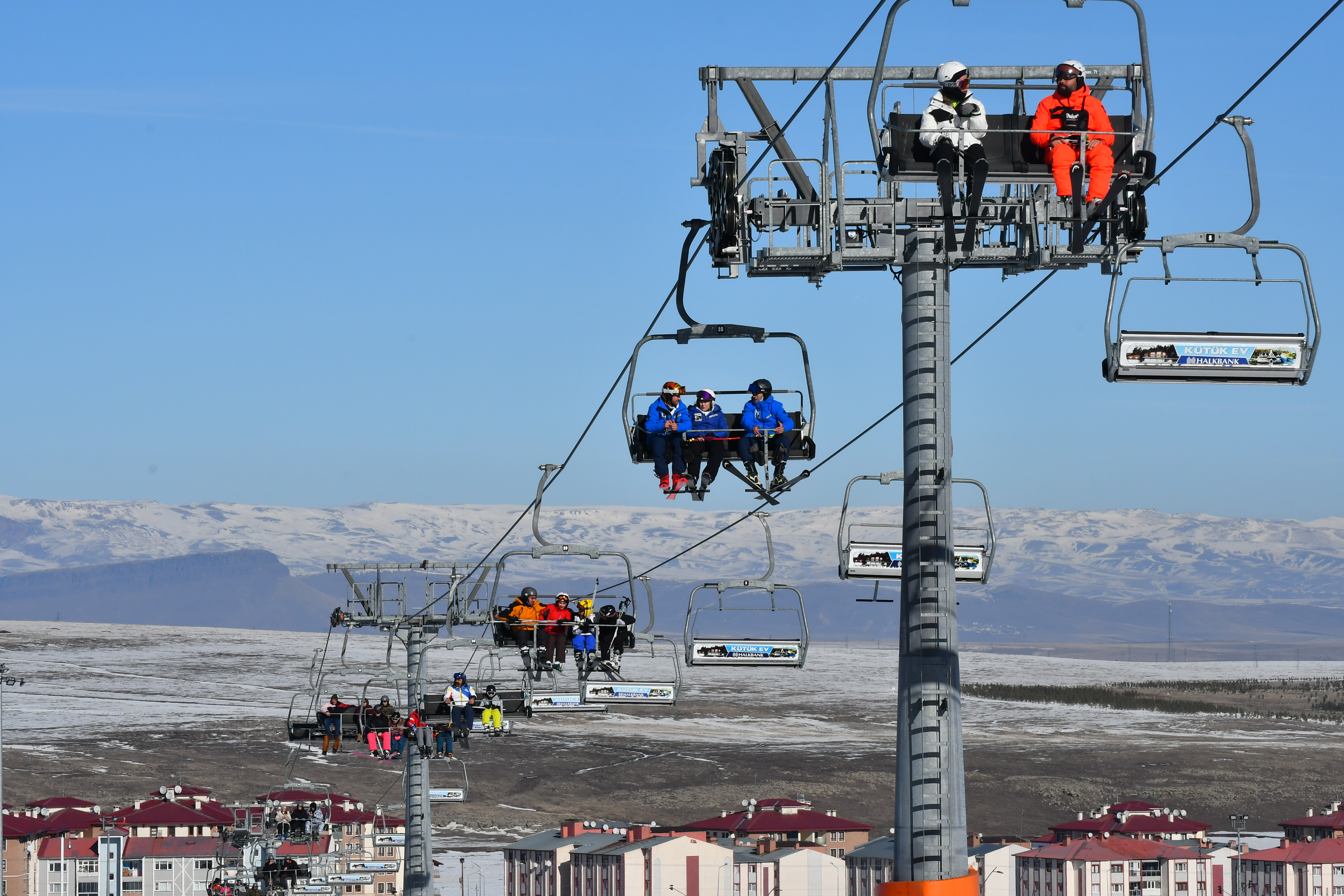 Sarıkamış Kayak Merkezi'nde hafta sonu yoğunluğu