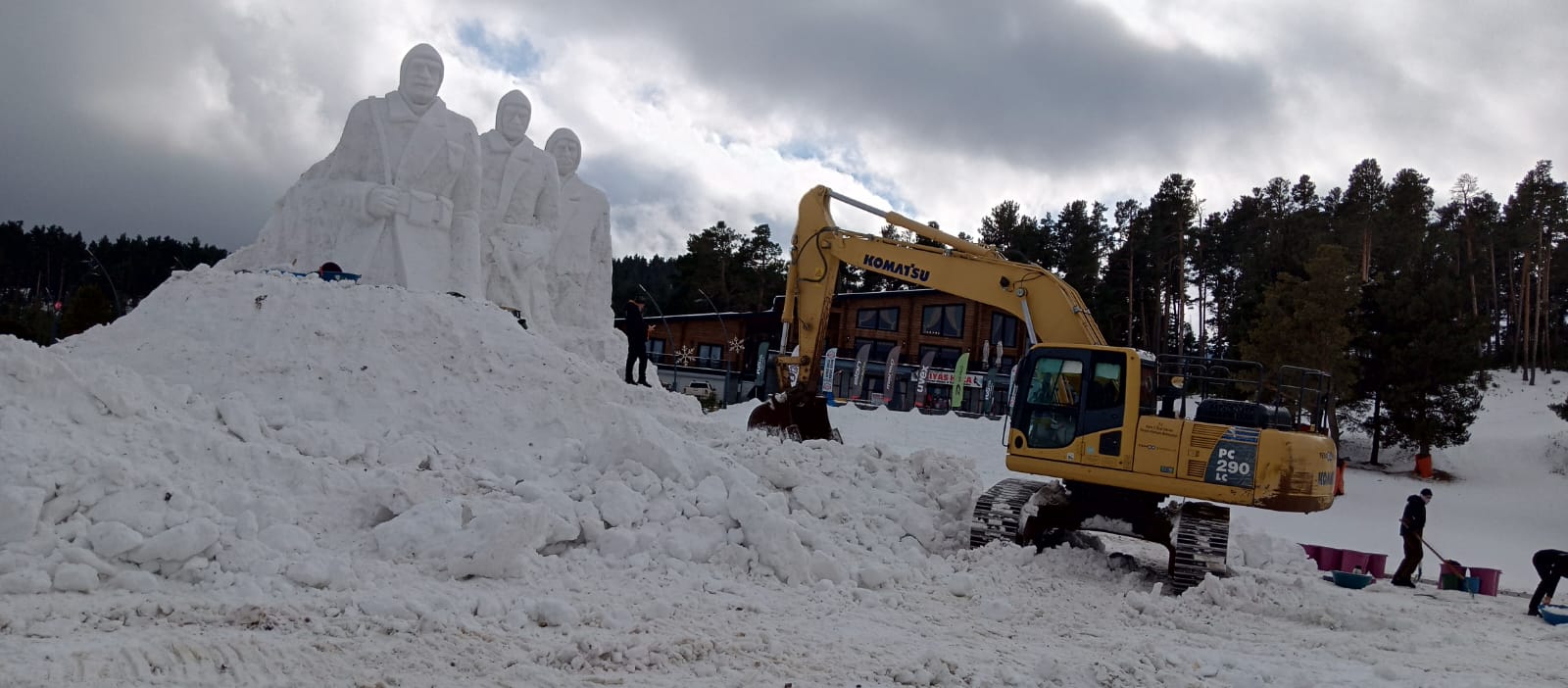 Sarıkamış’ta kardan heykel yapımı devam ediyor