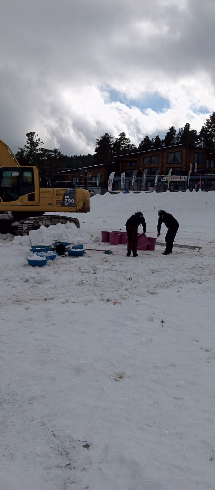 Sarıkamış’ta kardan heykel yapımı devam ediyor