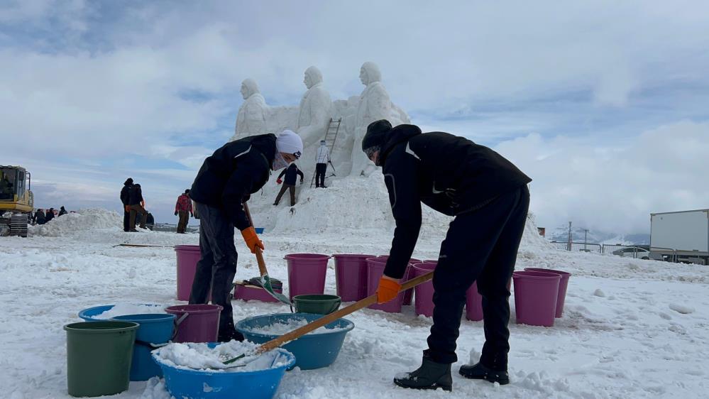 Sarıkamış'ta şehit heykellerinin yapımı için 200 kamyon kar taşındı