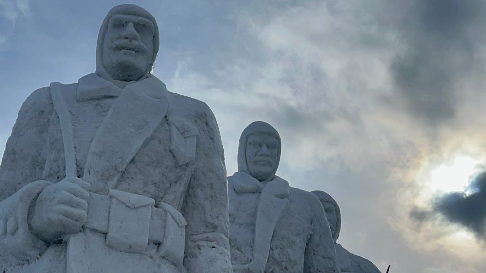 Sarıkamış'ta şehit heykellerinin yapımı için 200 kamyon kar taşındı