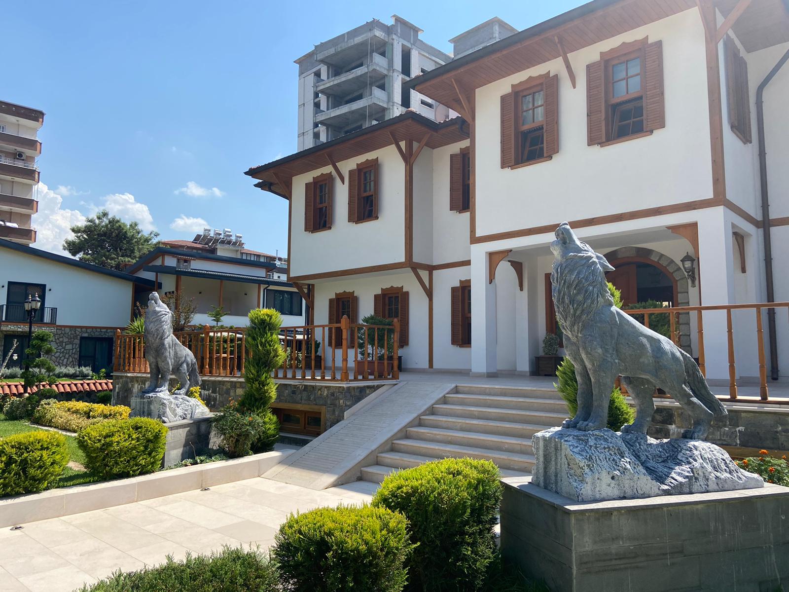 “Şehitlerimizin anısına heykel yapacağım”