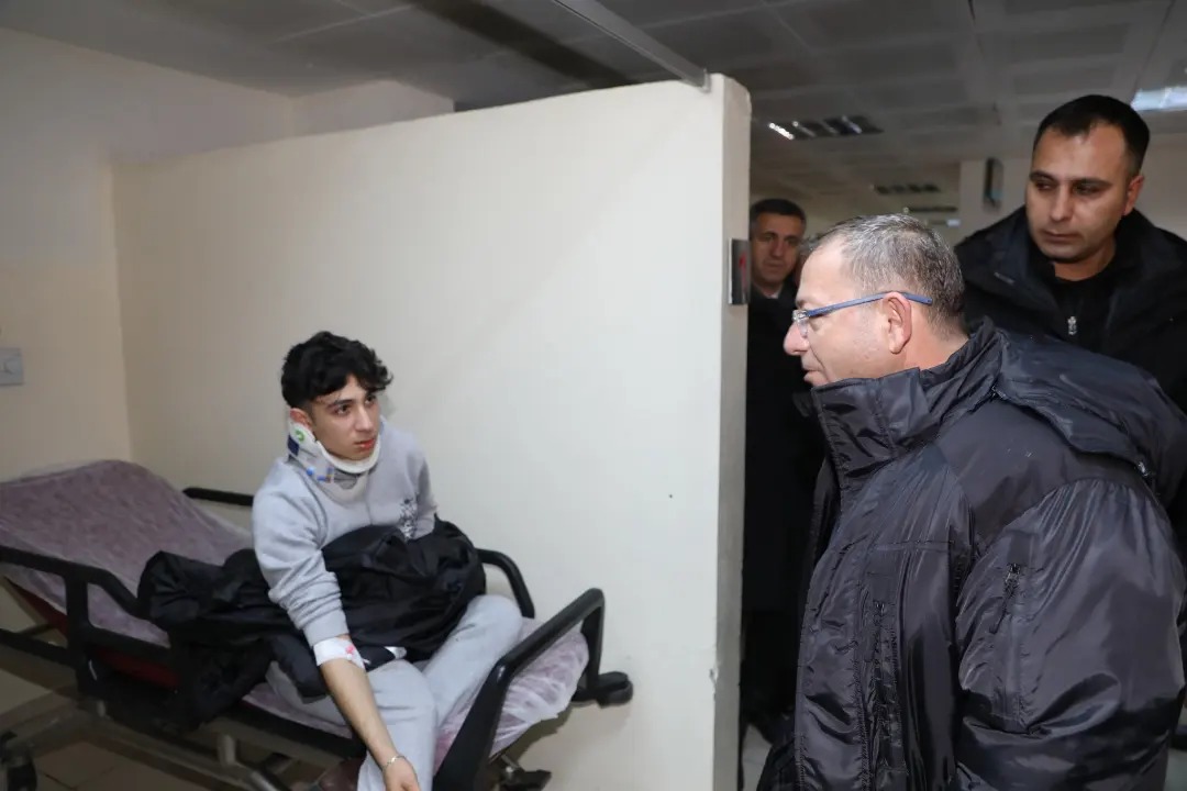 Vali Polat, tedavi gören yolcuları ziyaret etti