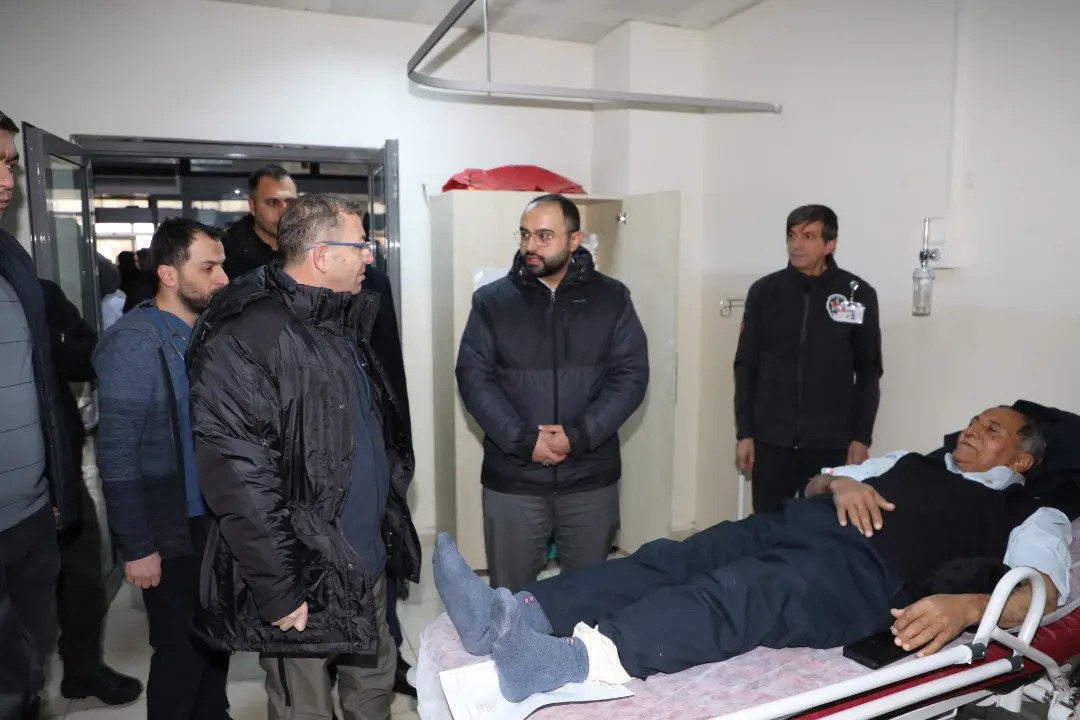 Vali Polat, tedavi gören yolcuları ziyaret etti