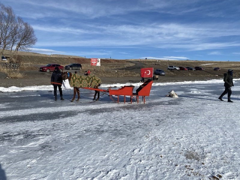 Çıldır Gölü'nde atlı kızak keyfi başlıyor