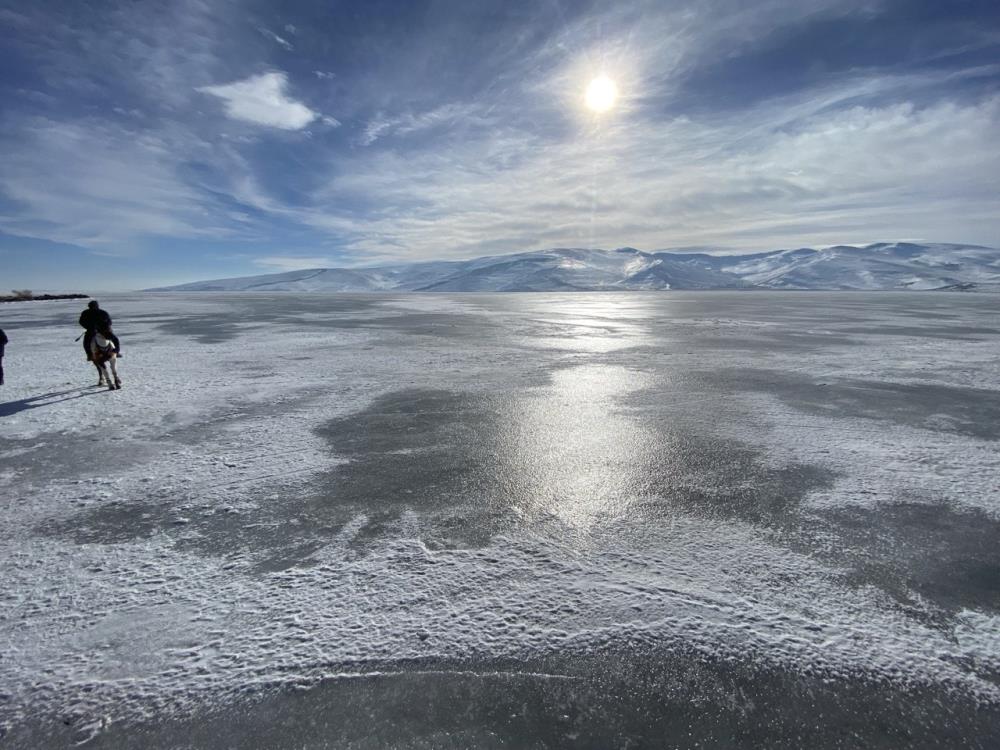 Çıldır Gölü'nde atlı kızak keyfi başlıyor