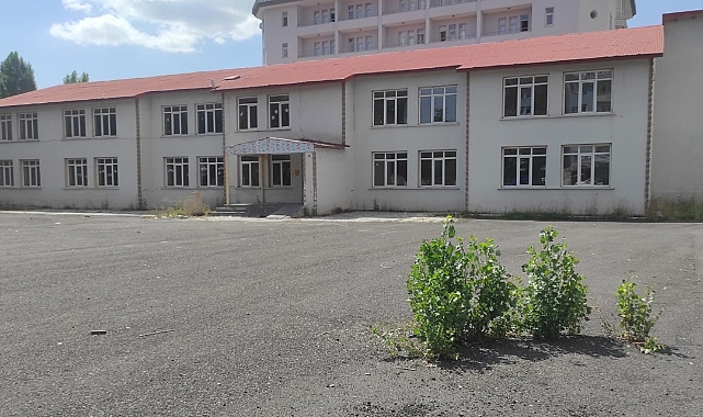 Kars Şehit Okan Koç İmam Hatip Ortaokul binası yıkıldı