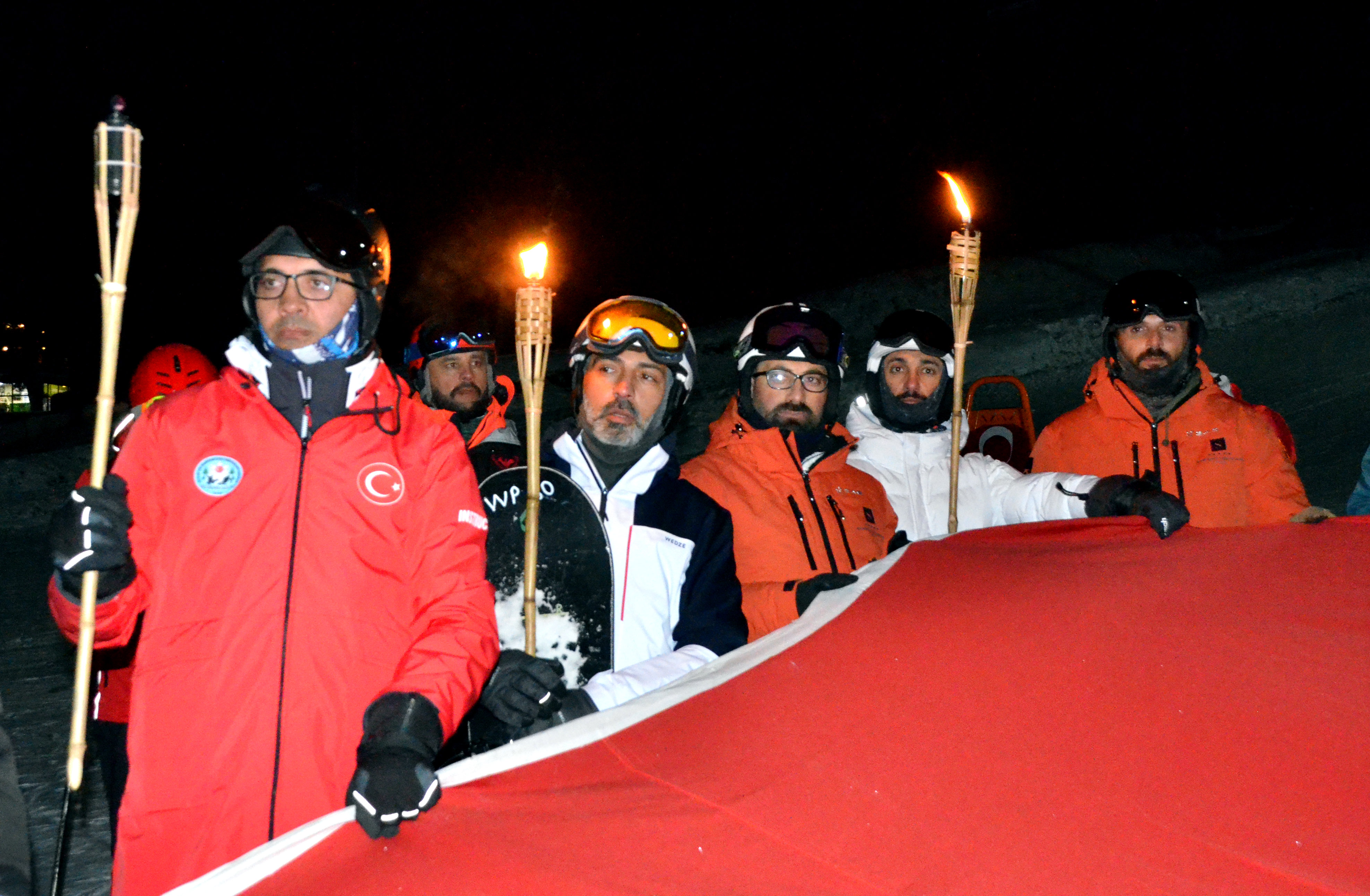 Sarıkamış'ta şehitler için "meşaleli saygı kayağı"