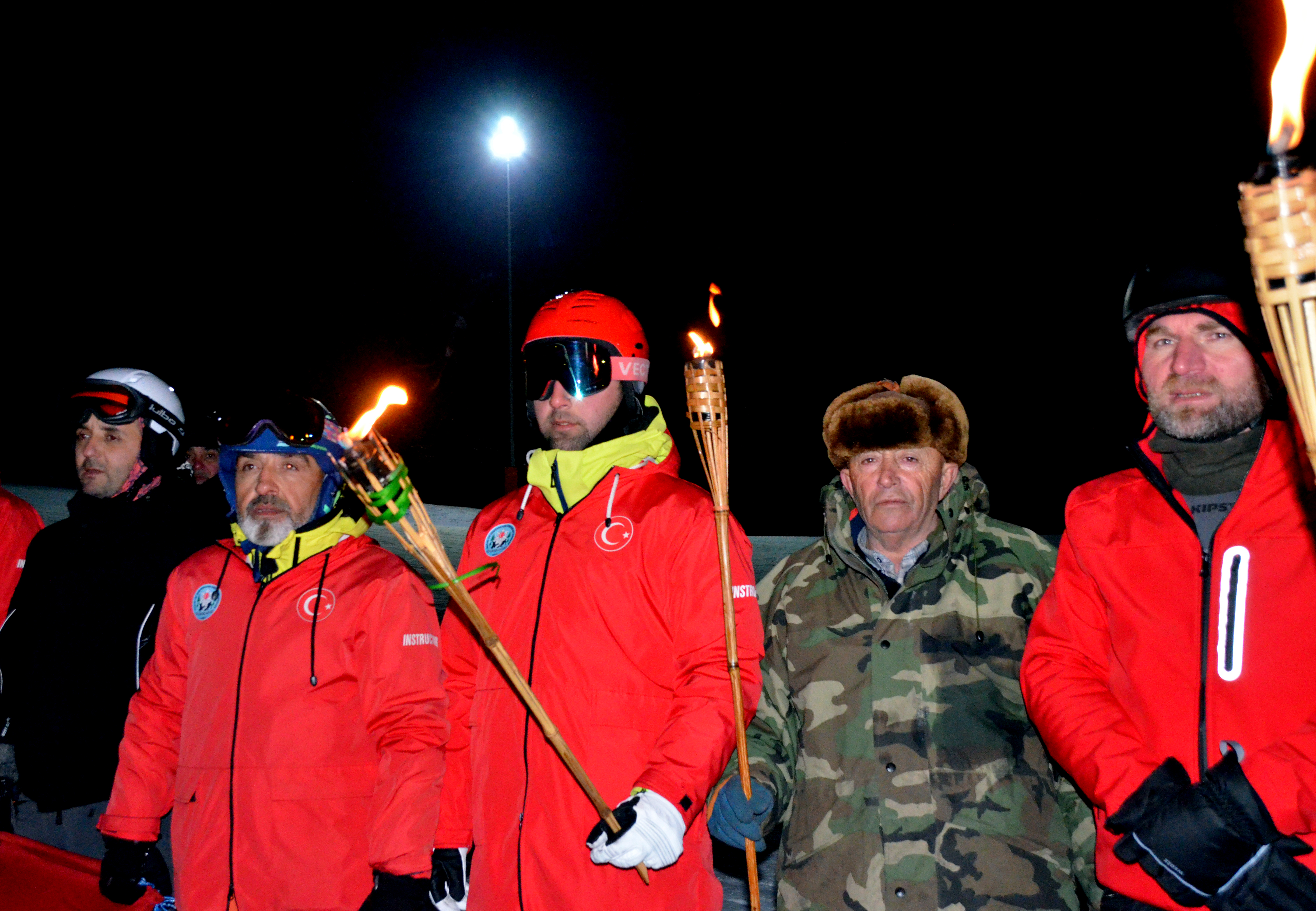 Sarıkamış'ta şehitler için "meşaleli saygı kayağı"
