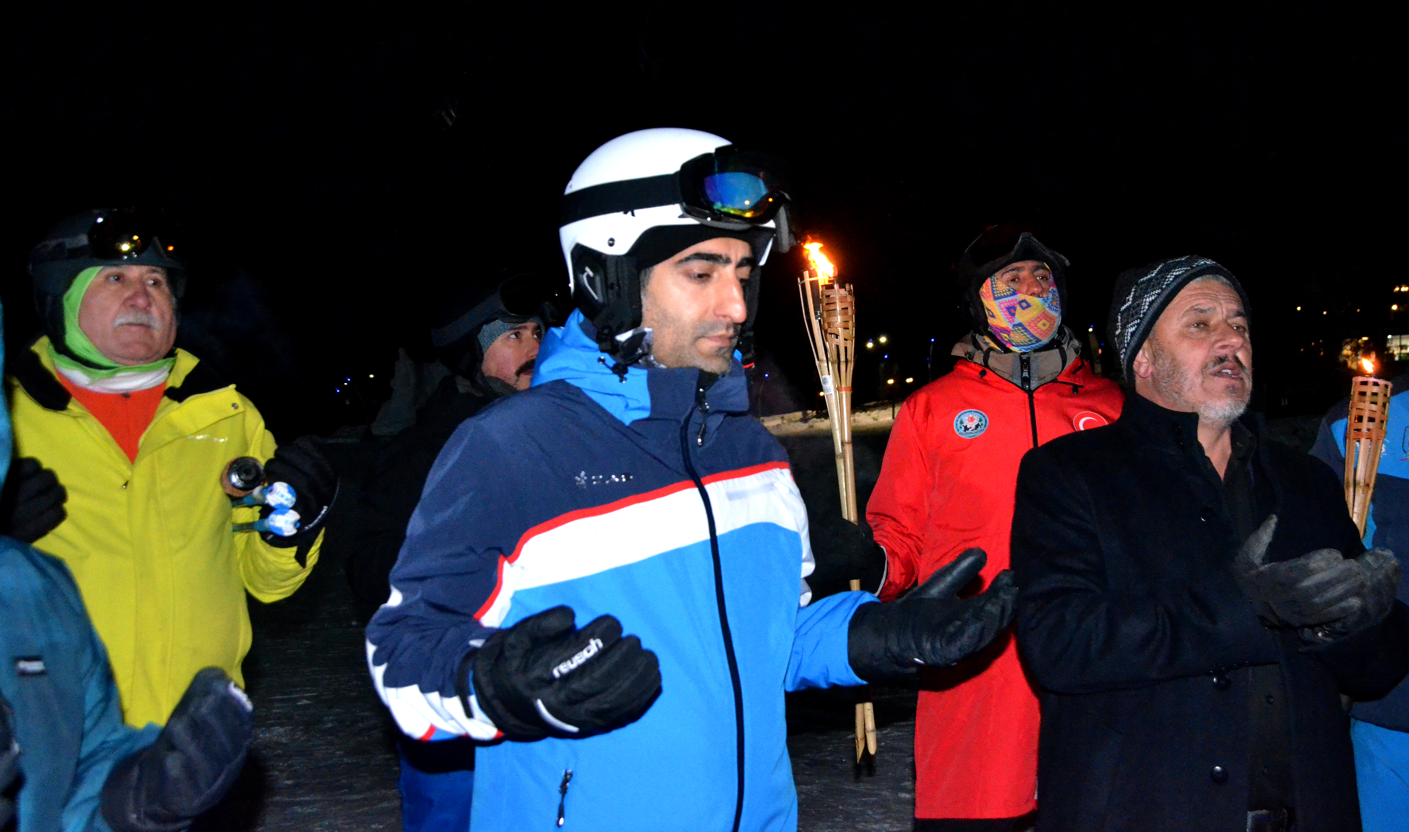 Sarıkamış'ta şehitler için "meşaleli saygı kayağı"