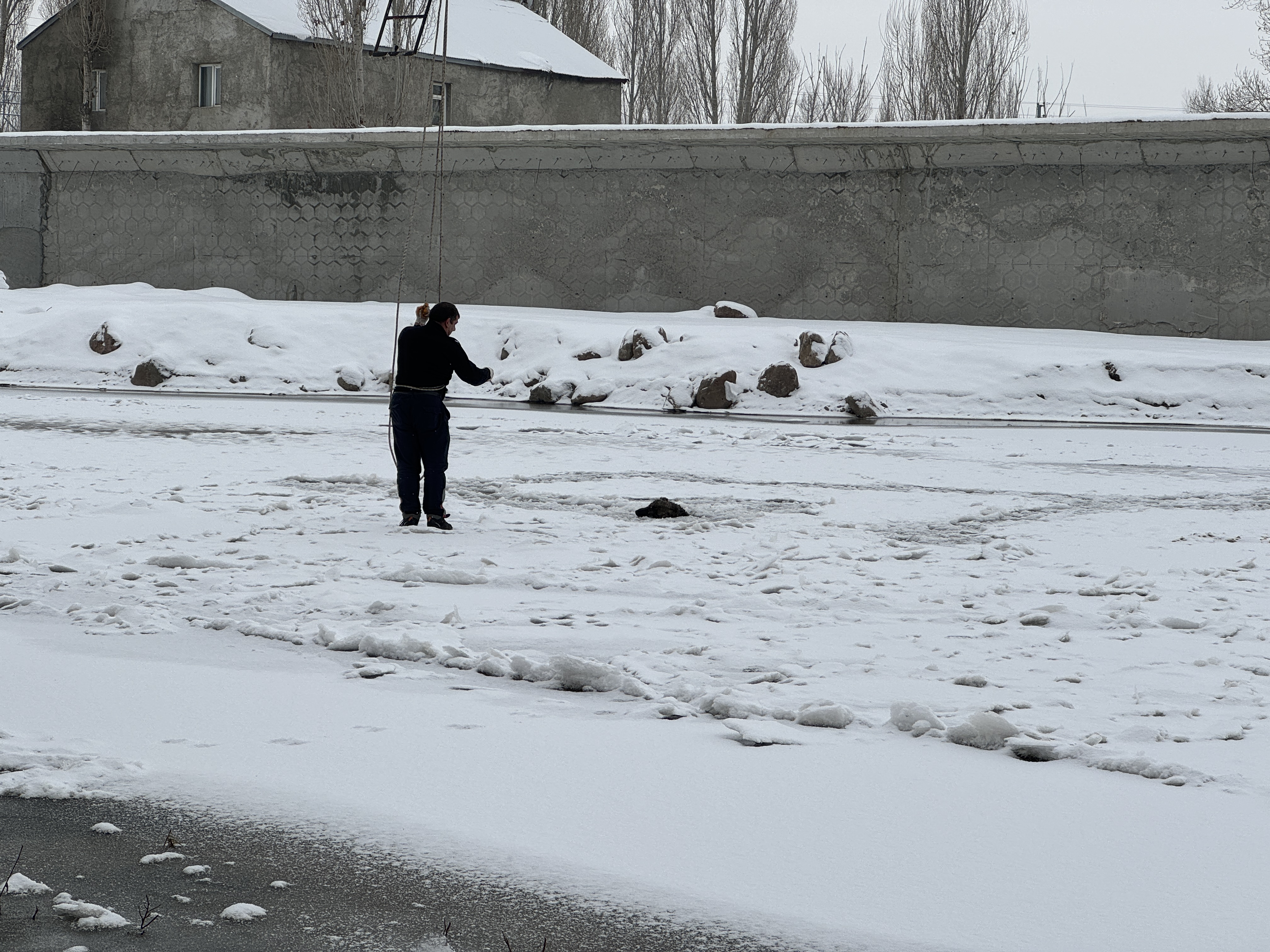 Ağrı'da donan nehirden geçerken kırılan buz tabakasında sıkışan köpek kurtarıldı