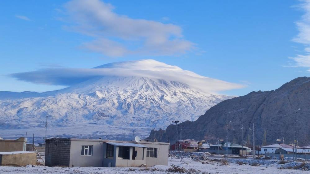 Türkiye'nin çatısı Ağrı Dağı buluttan şapkasını taktı