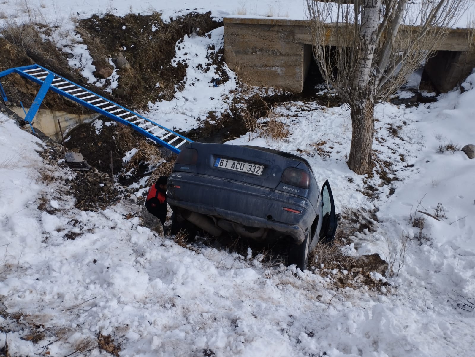 Ağrı'da dere yatağına düşen otomobildeki 2 kişi yaralandı