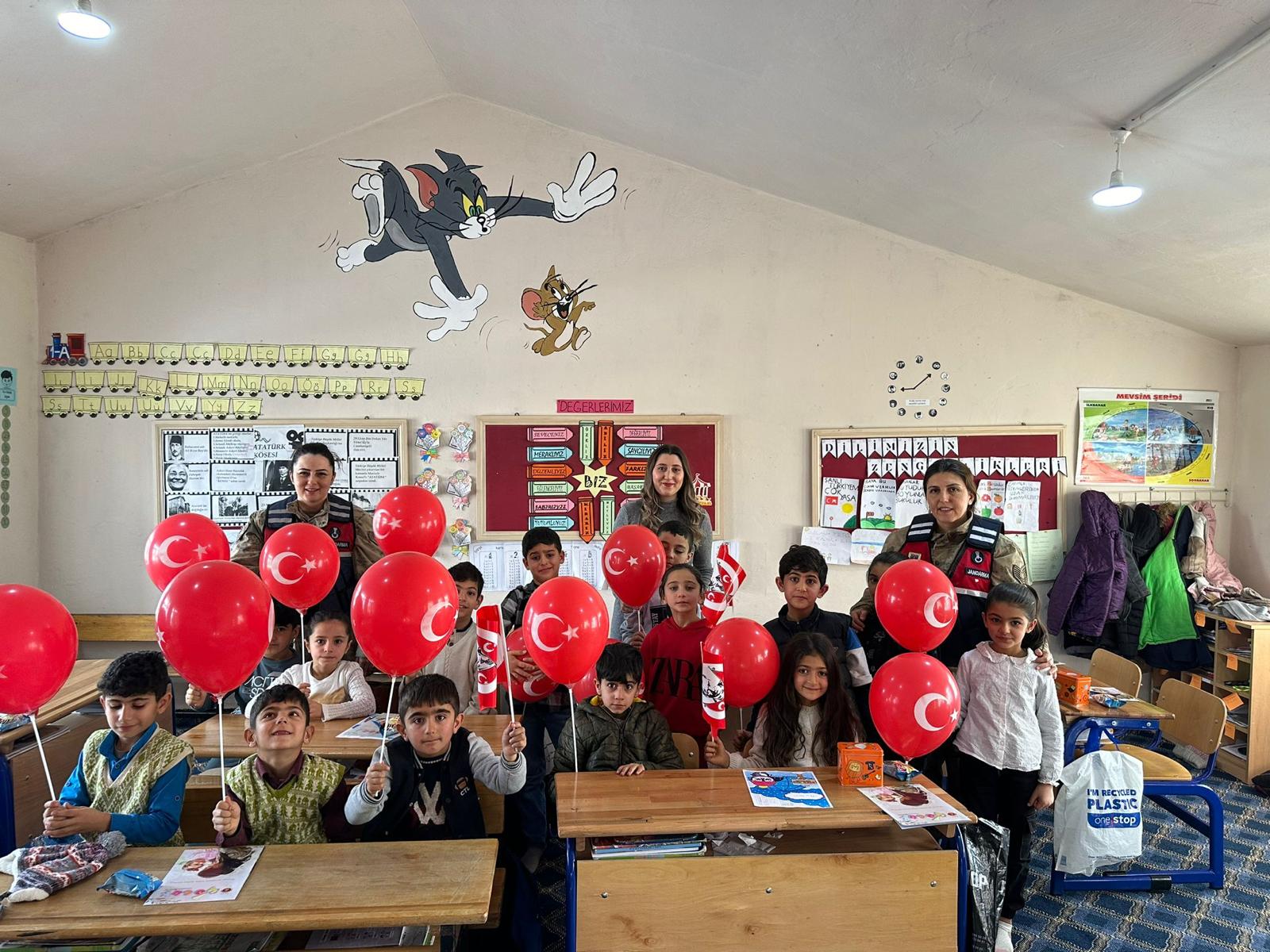 Ağrı'da jandarma ekipleri karne alan köy çocuklarını mutlu etti