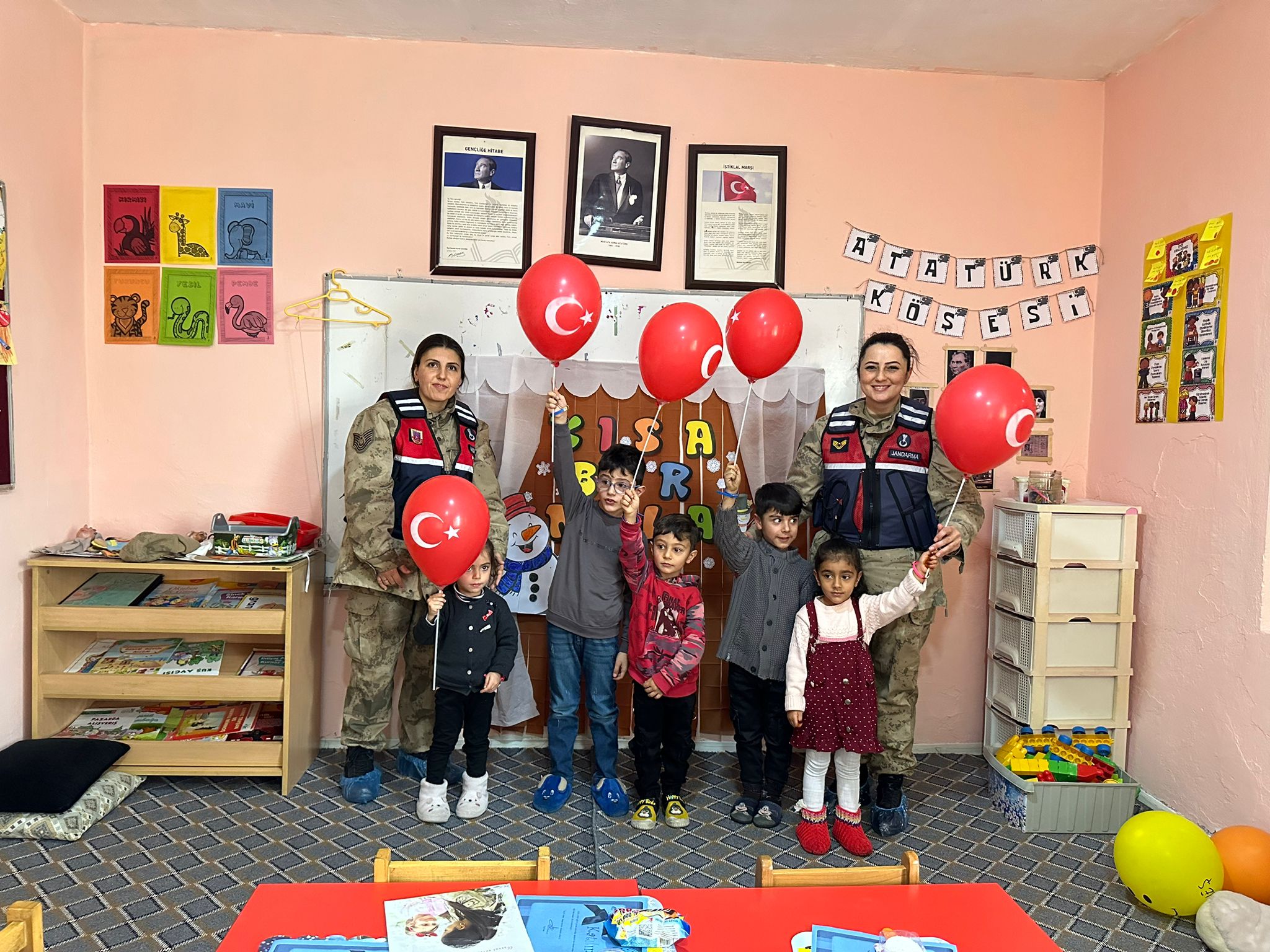 Ağrı'da jandarma ekipleri karne alan köy çocuklarını mutlu etti