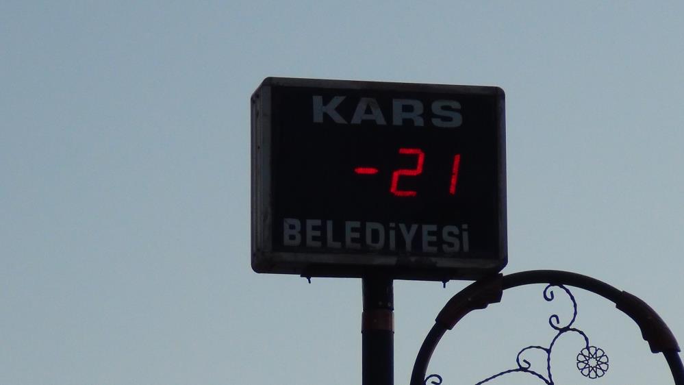 Kars'ta hareket halindeki araç dondu