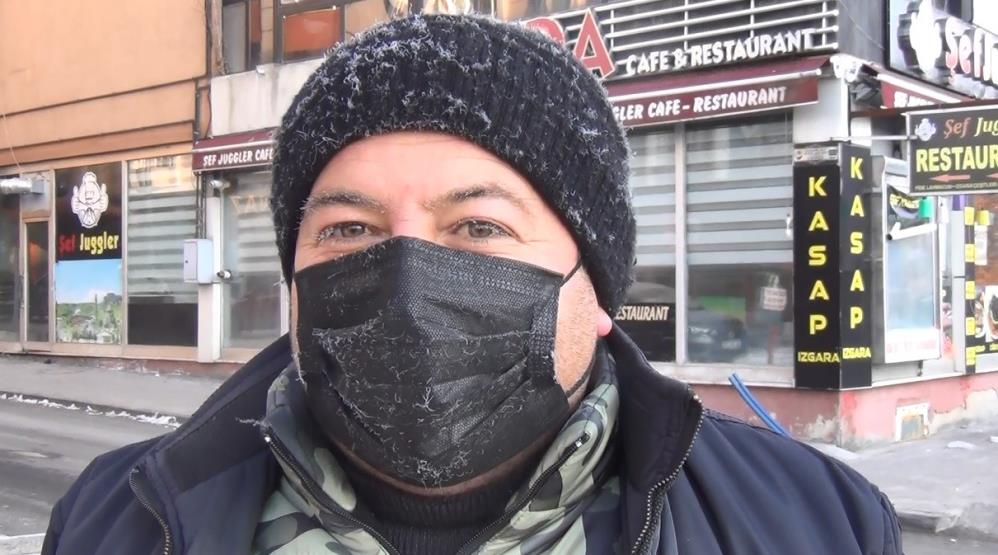 Kars'ta hareket halindeki araç dondu