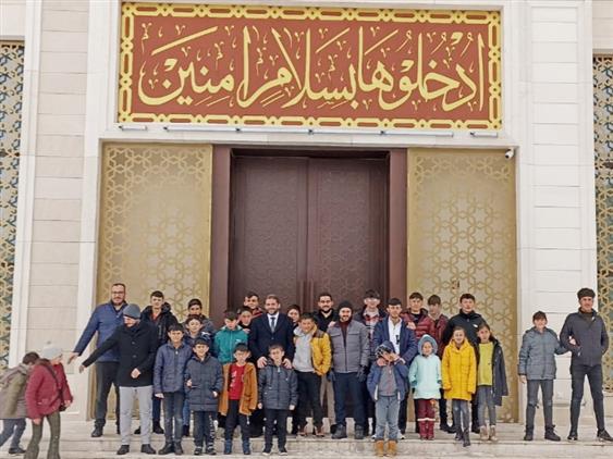 Susuzlu gençler Kars’ın tarihi yerlerini gezdi