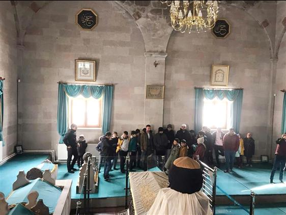 Susuzlu gençler Kars’ın tarihi yerlerini gezdi