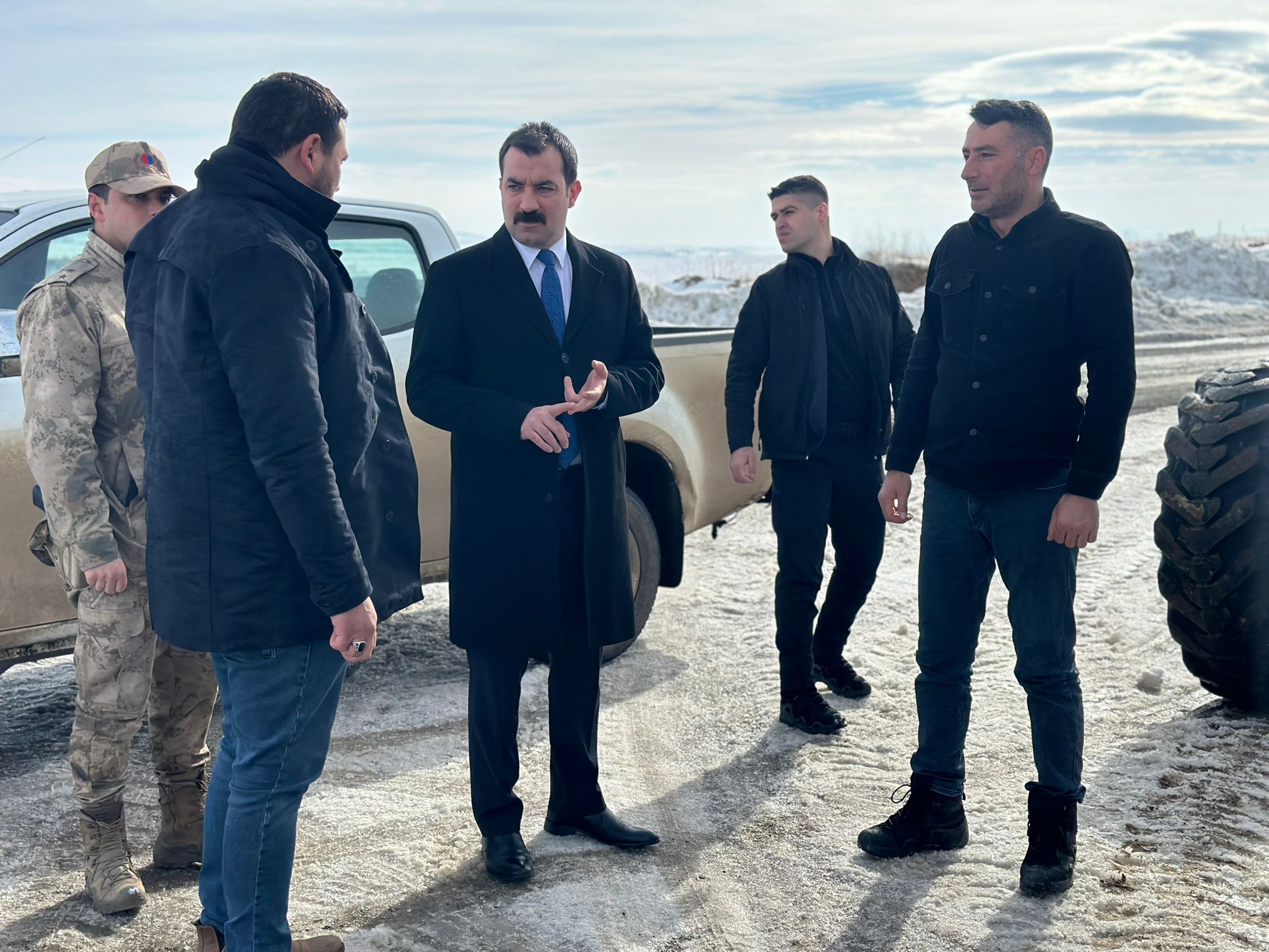 Kaymakam Akköz karla mücadele çalışmalarını inceledi