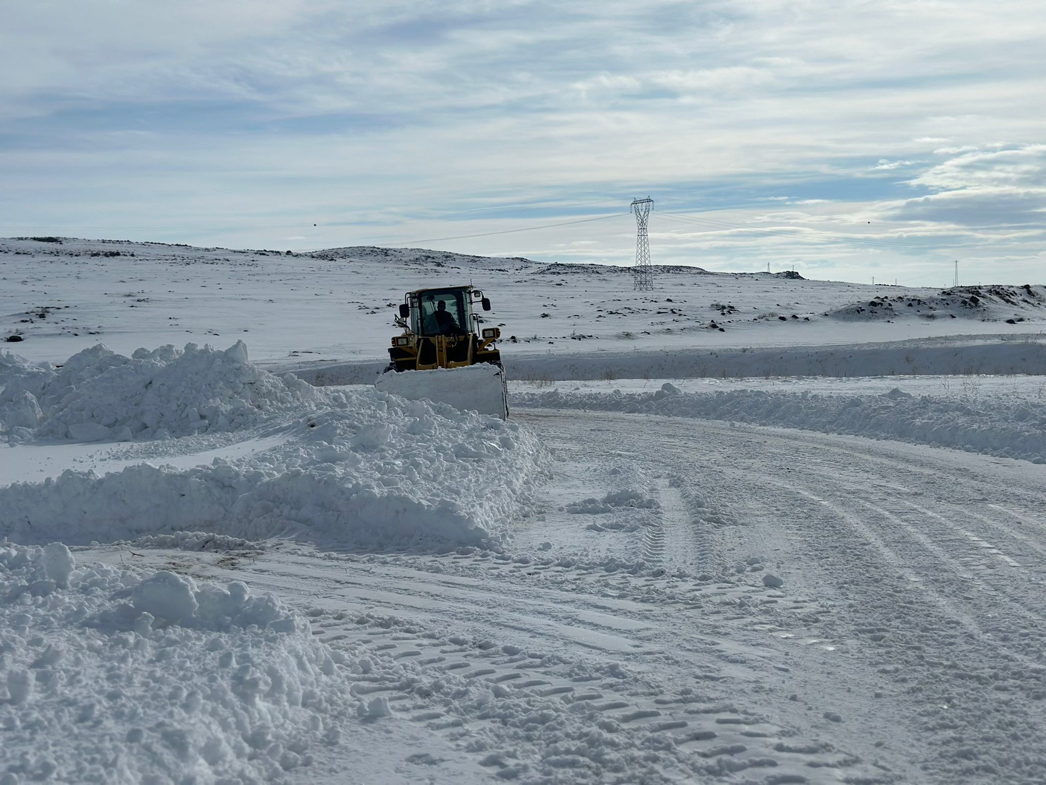 Kaymakam Akköz karla mücadele çalışmalarını inceledi